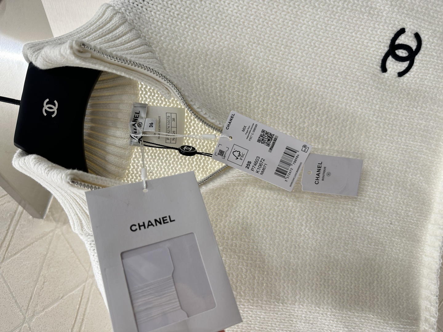 ♥Chane*♥2025新品上架
    短款廓形针织披肩假领
定制YB羊毛纱线织造 质感高级舒适 套头