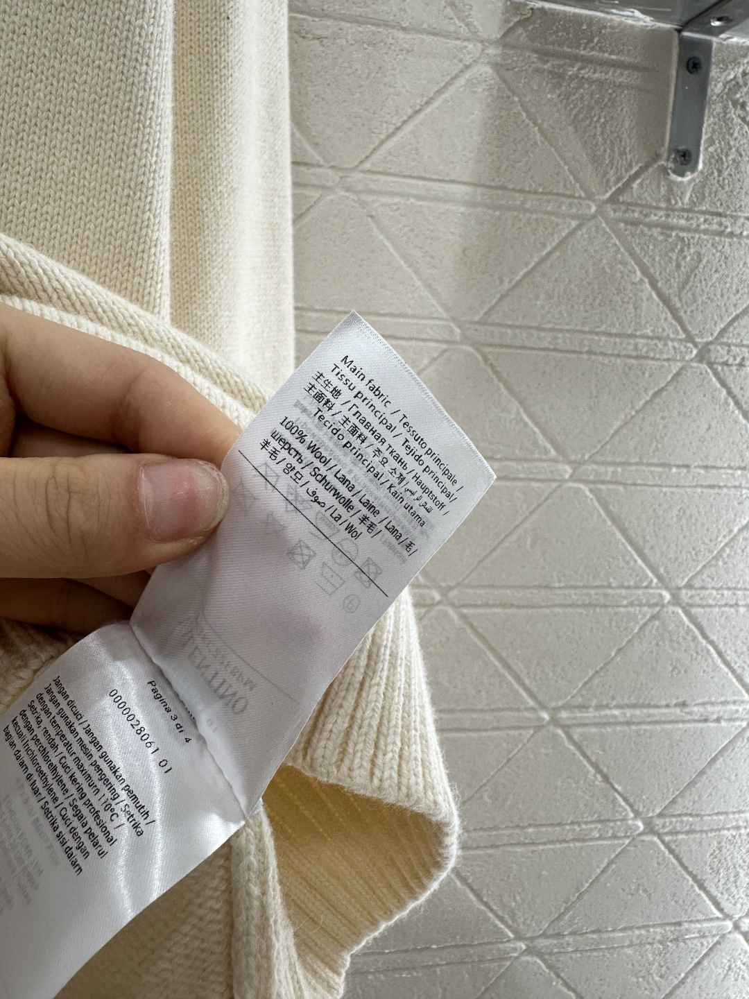 ♥Valentin*♥2025新品上架
      钩花字母针织毛衣
定制YB羊毛纱线织造 柔软舒适 洋