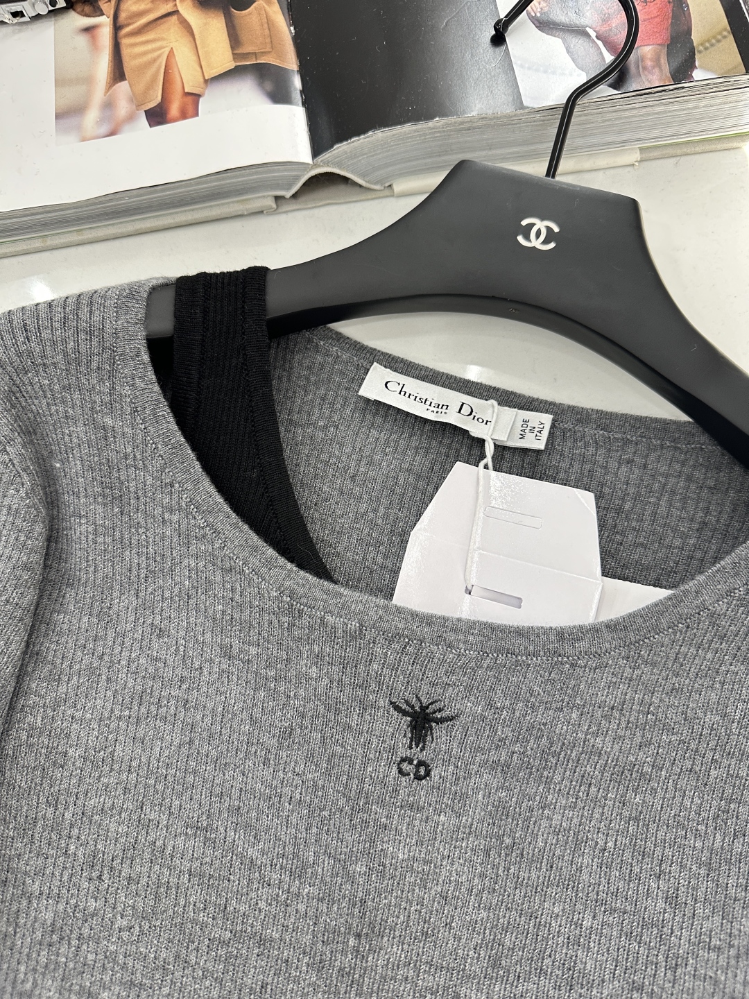 ♥Dio*♥2025新品上架
    假两件针织上衣
定制YB羊毛纱线织造 质感舒适 弹力好穿 长袖弹力