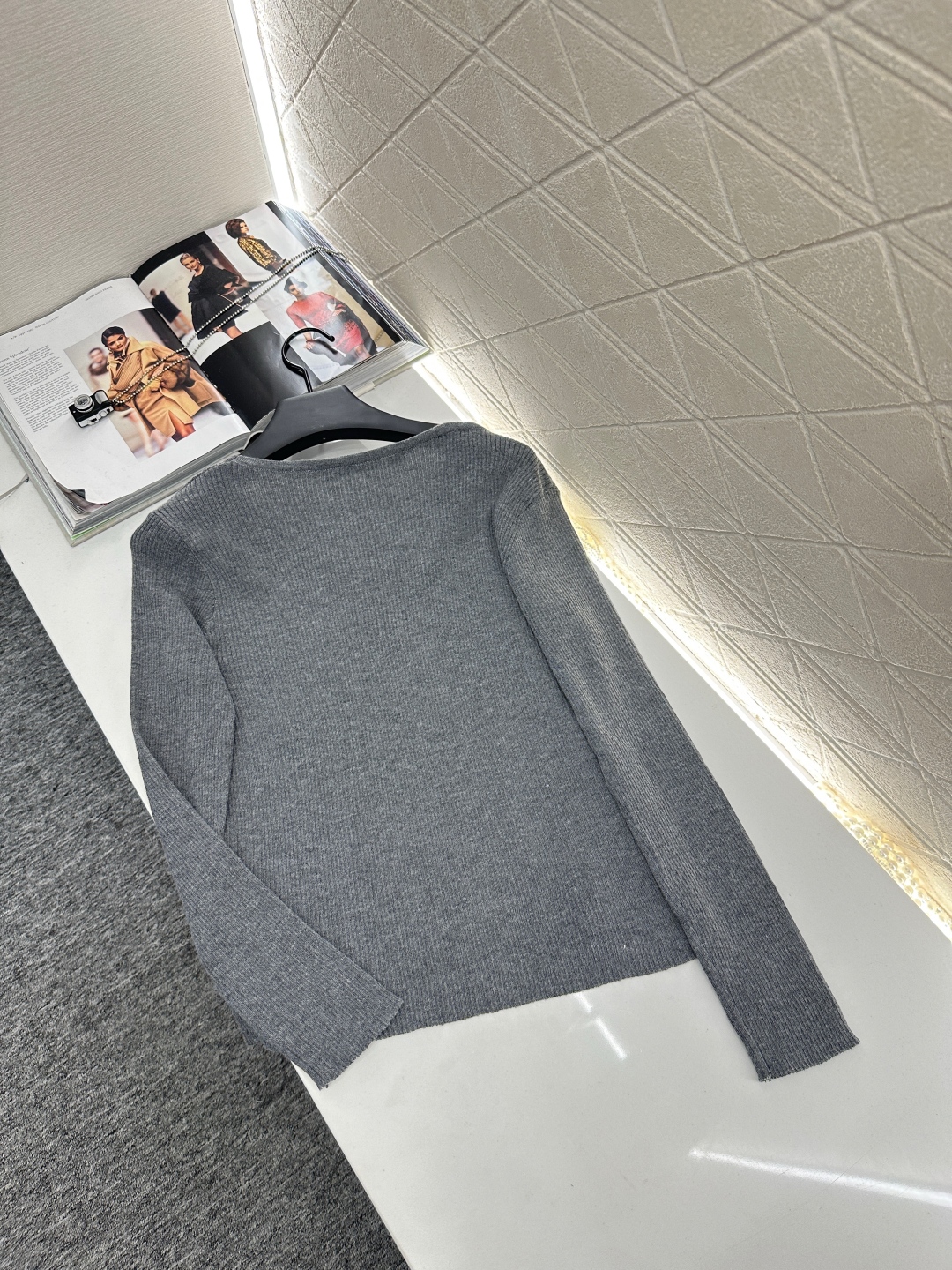 ♥Dio*♥2025新品上架
    假两件针织上衣
定制YB羊毛纱线织造 质感舒适 弹力好穿 长袖弹力