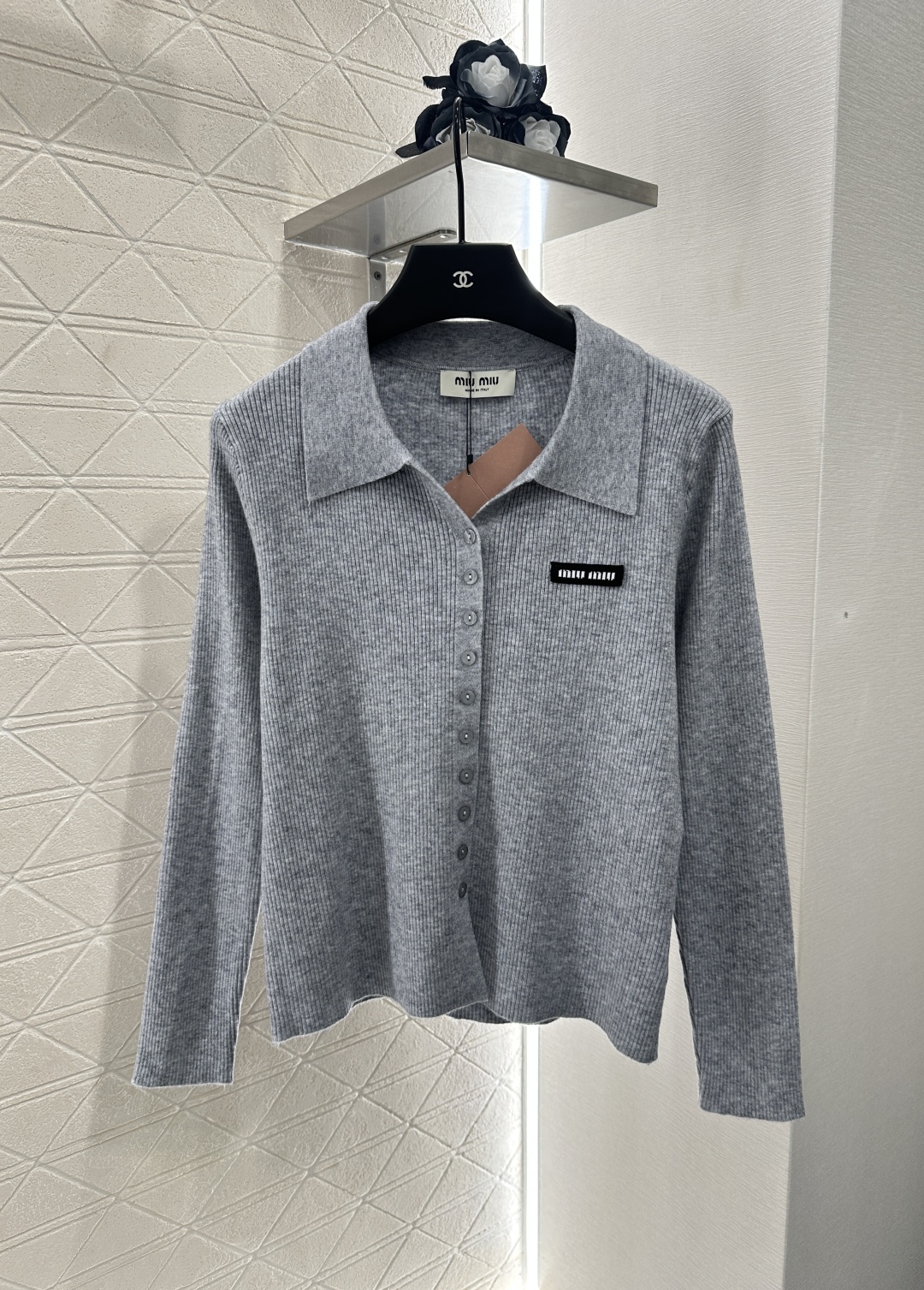 ♥Miumi*♥2025新品上架
    素色翻领百搭针织开衫
定制YB羊毛纱线织造 质感高级 舒适柔软