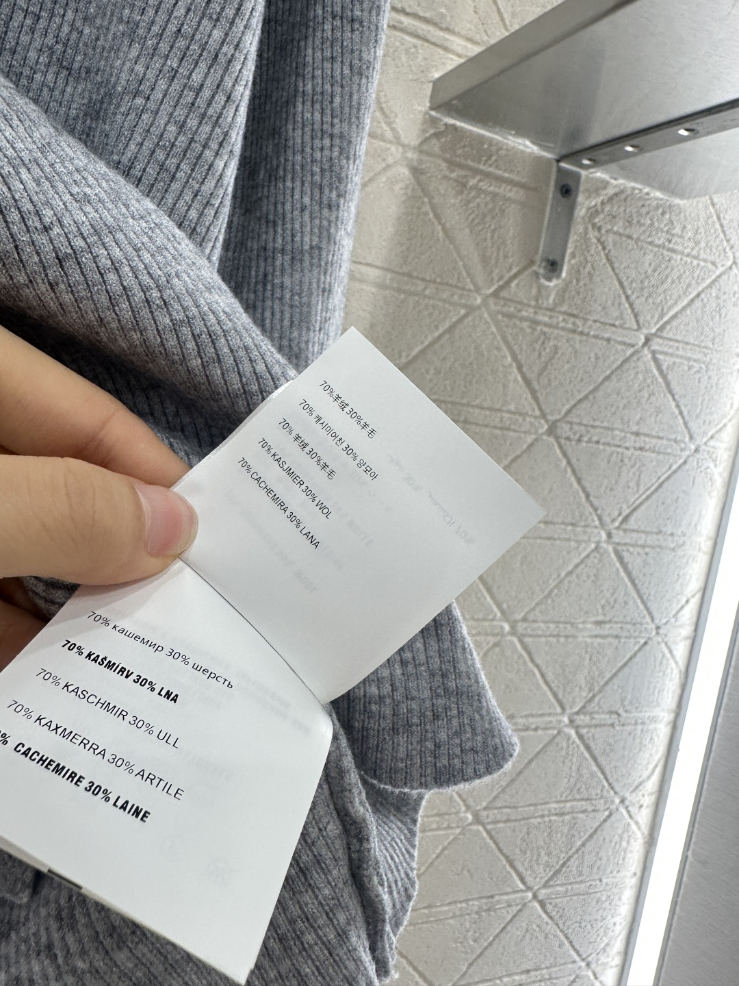 ♥Miumi*♥2025新品上架
    素色翻领百搭针织开衫
定制YB羊毛纱线织造 质感高级 舒适柔软