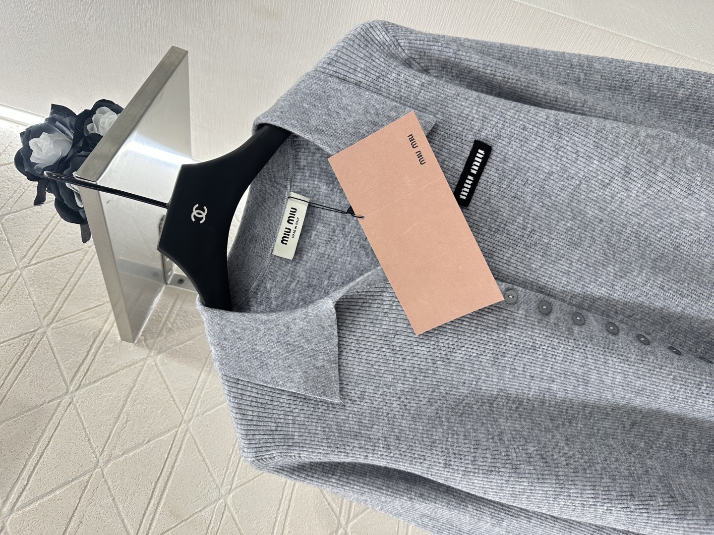 ♥Miumi*♥2025新品上架
    素色翻领百搭针织开衫
定制YB羊毛纱线织造 质感高级 舒适柔软