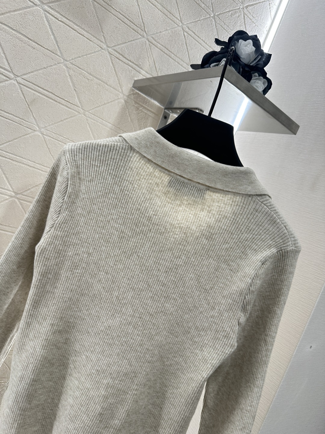 ♥Miumi*♥2025新品上架
    素色翻领百搭针织开衫
定制YB羊毛纱线织造 质感高级 舒适柔软