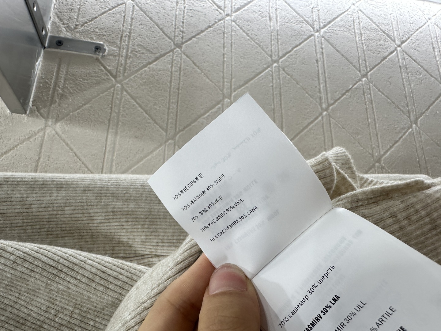 ♥Miumi*♥2025新品上架
    素色翻领百搭针织开衫
定制YB羊毛纱线织造 质感高级 舒适柔软