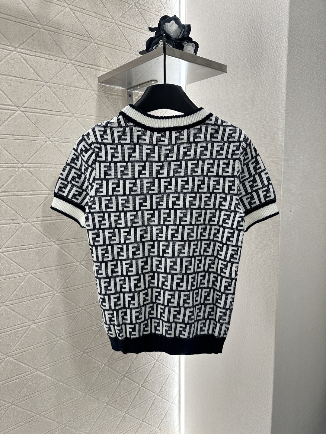 ♥Fend*♥2025新品上架
 圆领提花针织短袖半裙套装
定制YB羊毛纱线织造 质感光泽 弹力舒适 圆