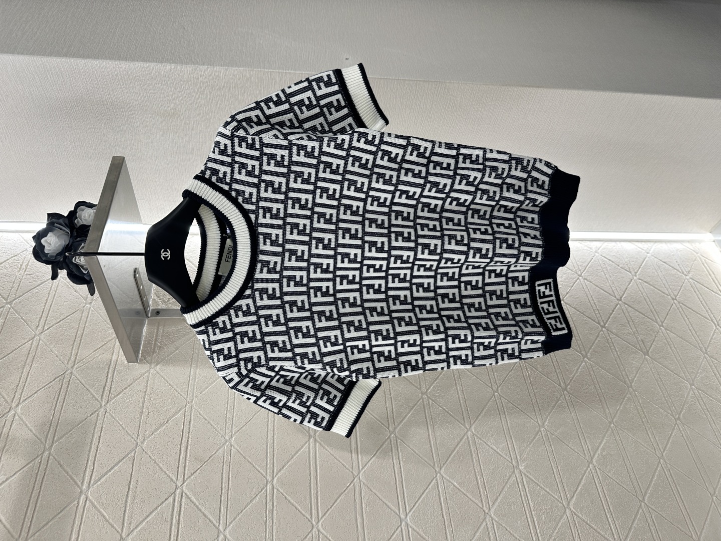 ♥Fend*♥2025新品上架
 圆领提花针织短袖半裙套装
定制YB羊毛纱线织造 质感光泽 弹力舒适 圆