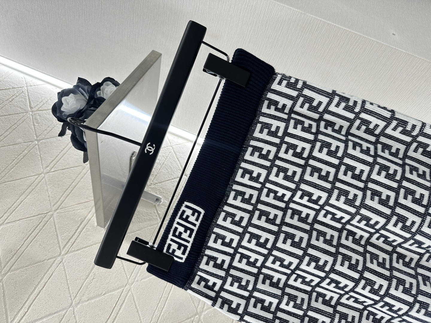 ♥Fend*♥2025新品上架
 圆领提花针织短袖半裙套装
定制YB羊毛纱线织造 质感光泽 弹力舒适 圆