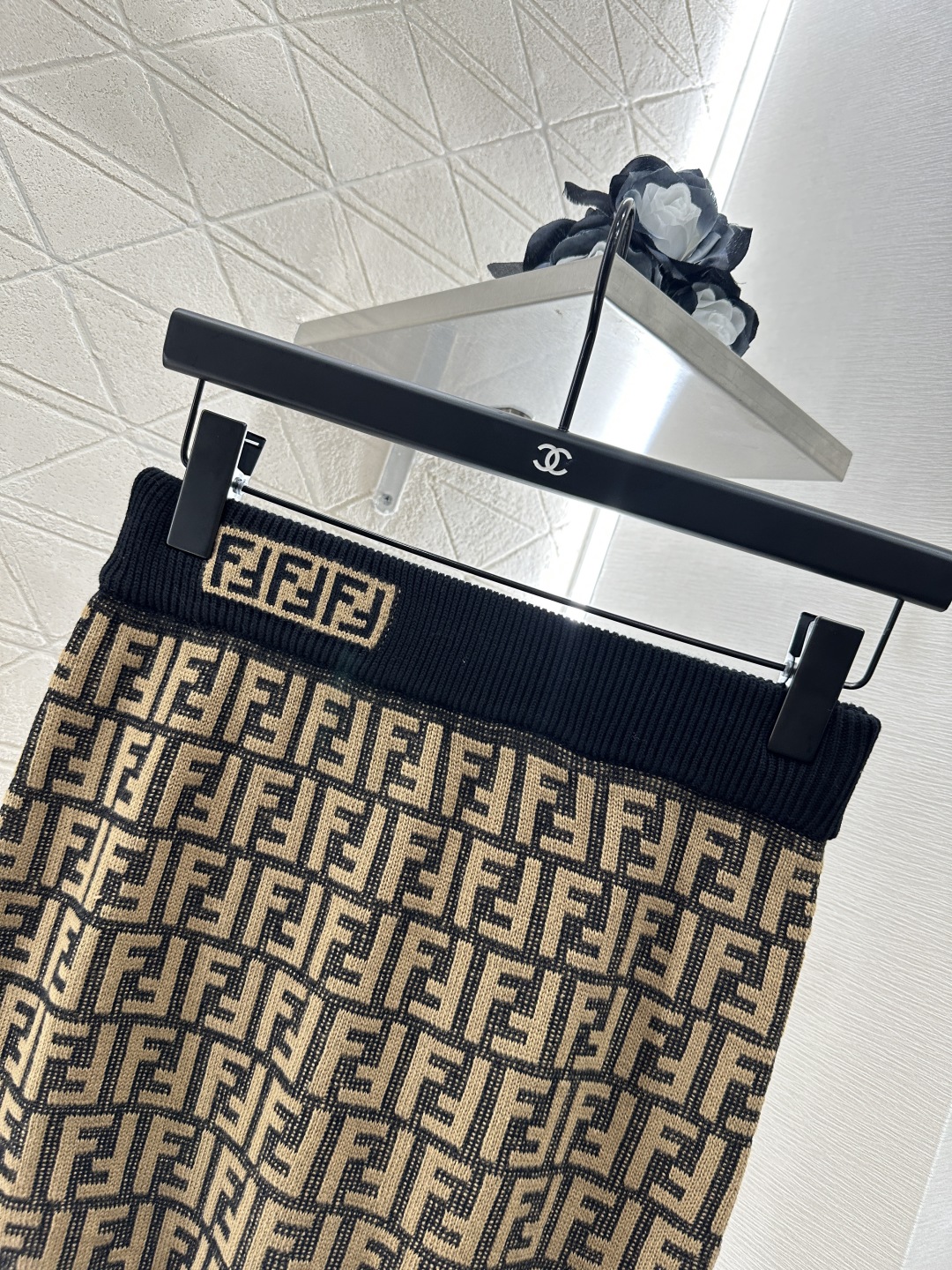 ♥Fend*♥2025新品上架
 圆领提花针织短袖半裙套装
定制YB羊毛纱线织造 质感光泽 弹力舒适 圆