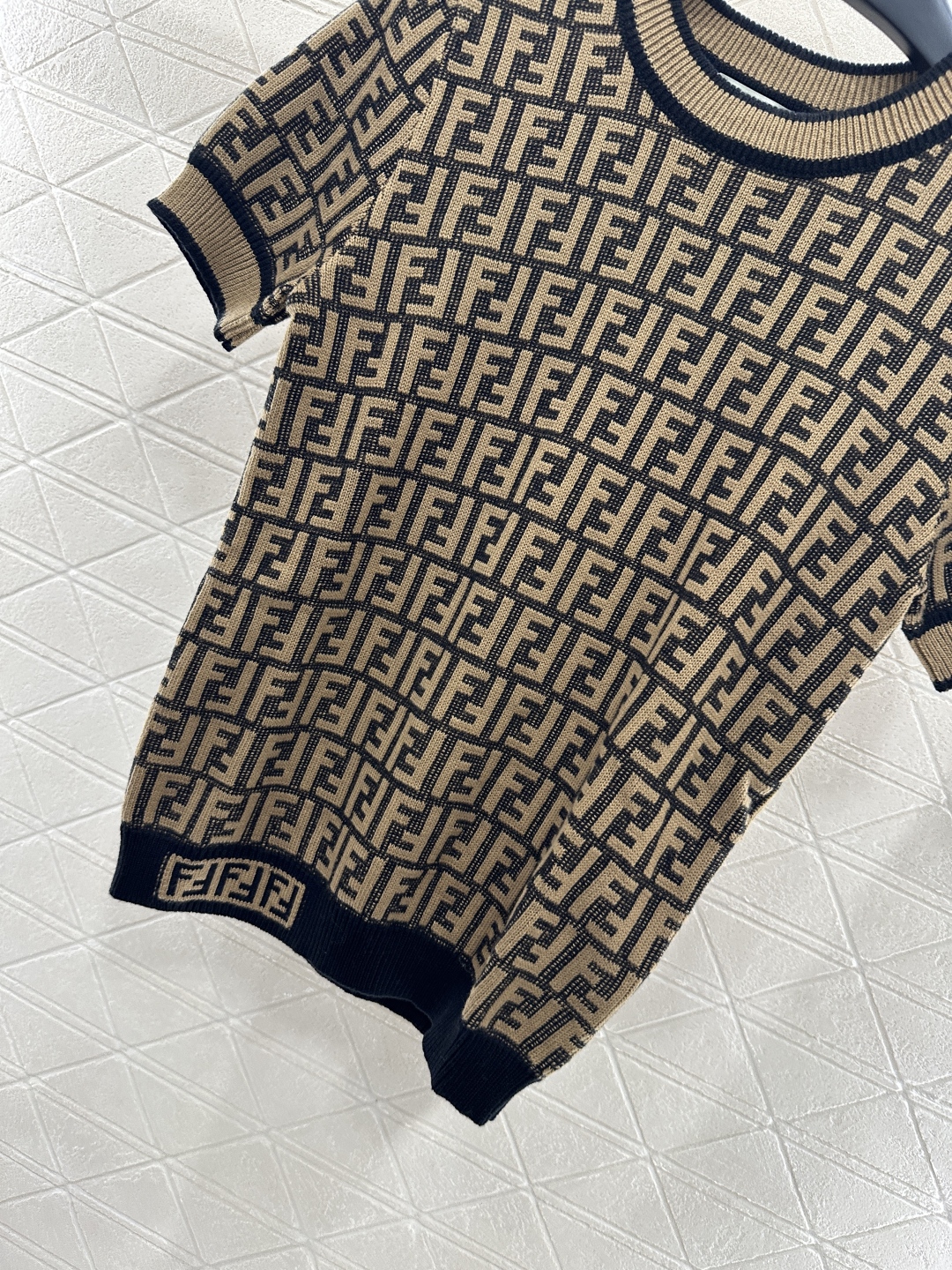 ♥Fend*♥2025新品上架
 圆领提花针织短袖半裙套装
定制YB羊毛纱线织造 质感光泽 弹力舒适 圆