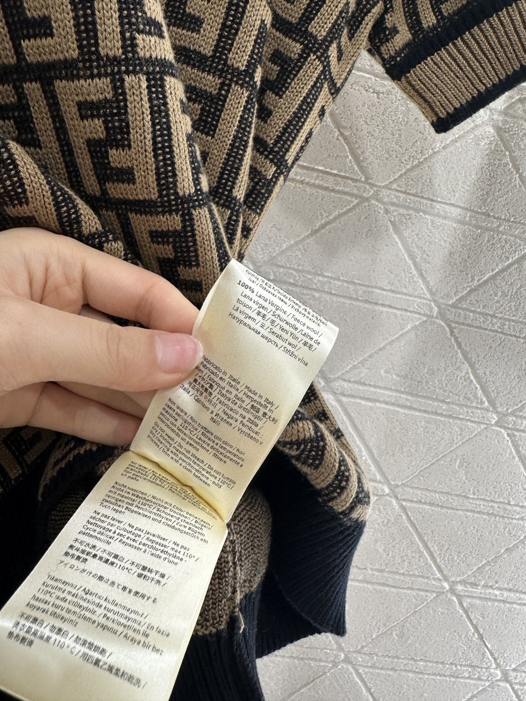 ♥Fend*♥2025新品上架
 圆领提花针织短袖半裙套装
定制YB羊毛纱线织造 质感光泽 弹力舒适 圆