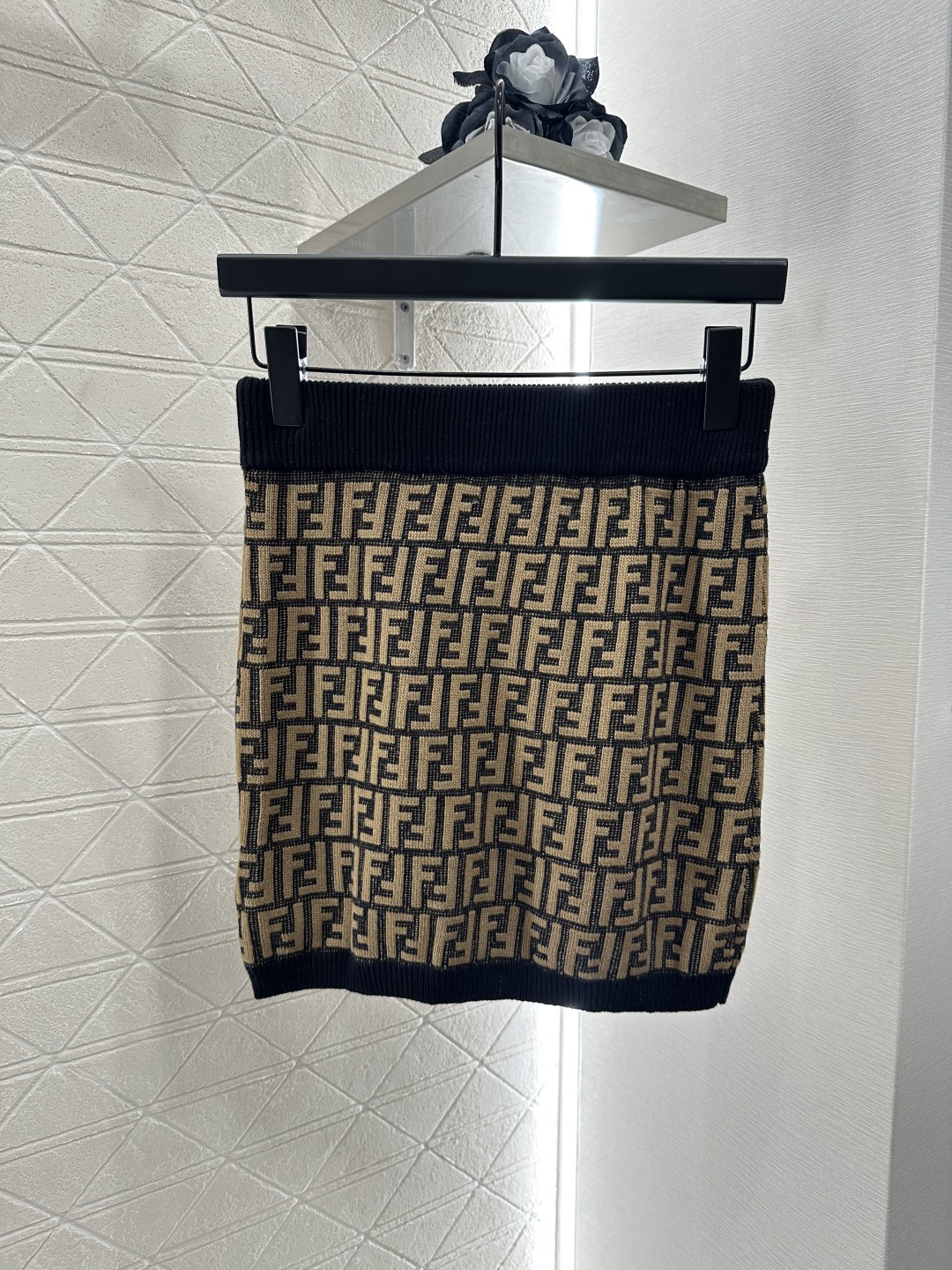 ♥Fend*♥2025新品上架
 圆领提花针织短袖半裙套装
定制YB羊毛纱线织造 质感光泽 弹力舒适 圆