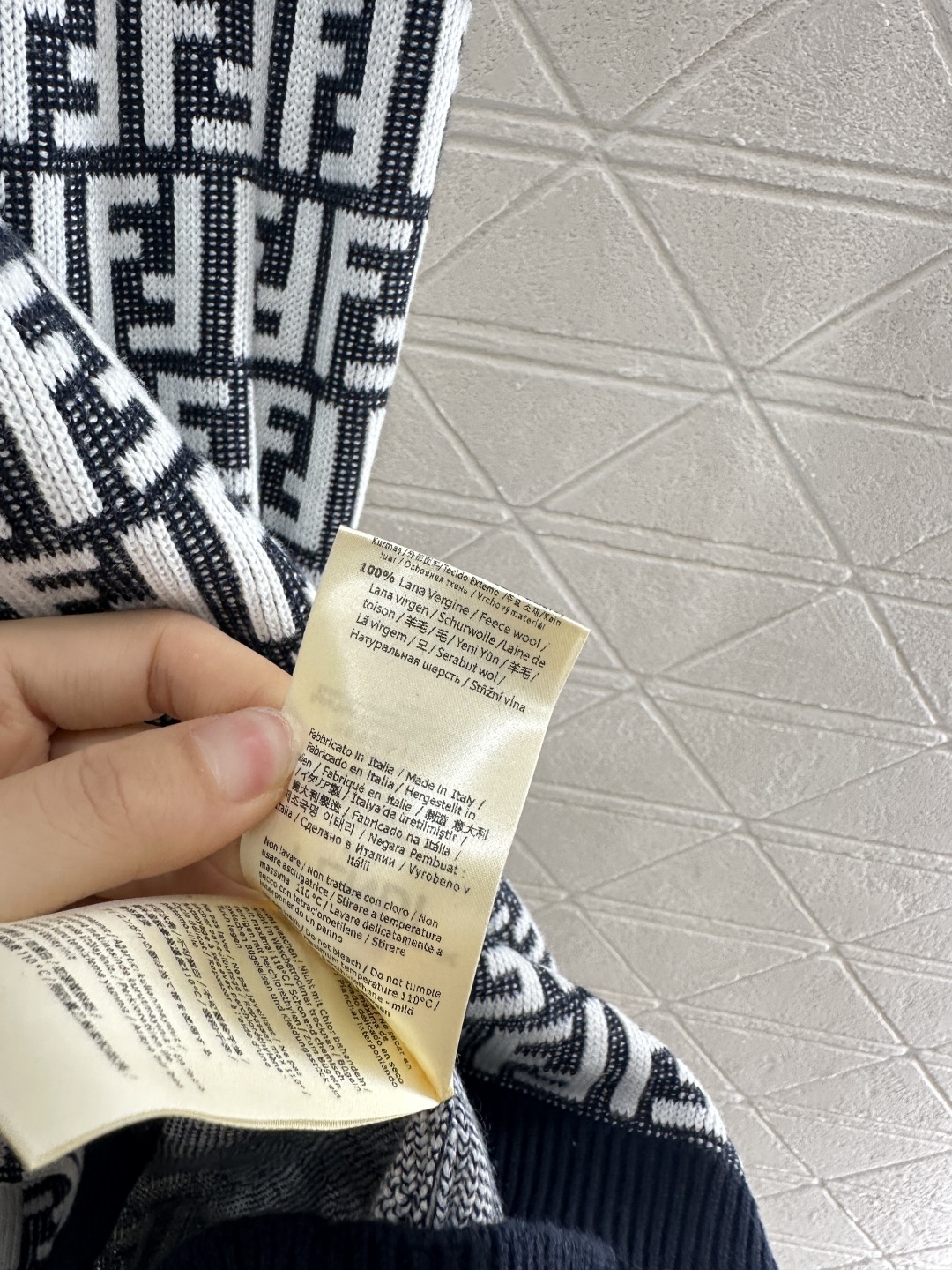 ♥Fend*♥2025新品上架
  圆领提花针织短袖连衣裙
定制YB羊毛纱线织造 质感光泽 弹力舒适 圆