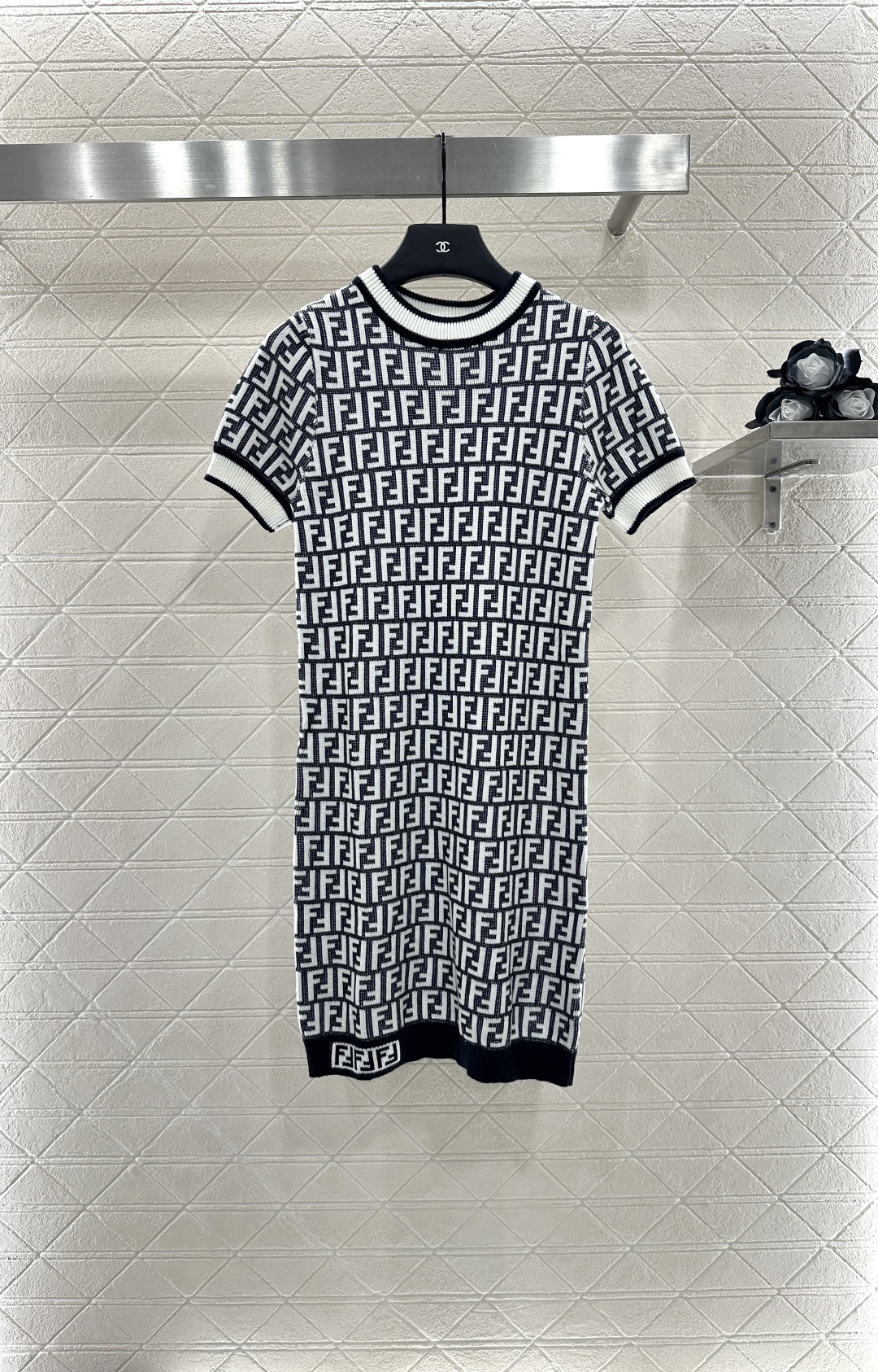 ♥Fend*♥2025新品上架
  圆领提花针织短袖连衣裙
定制YB羊毛纱线织造 质感光泽 弹力舒适 圆