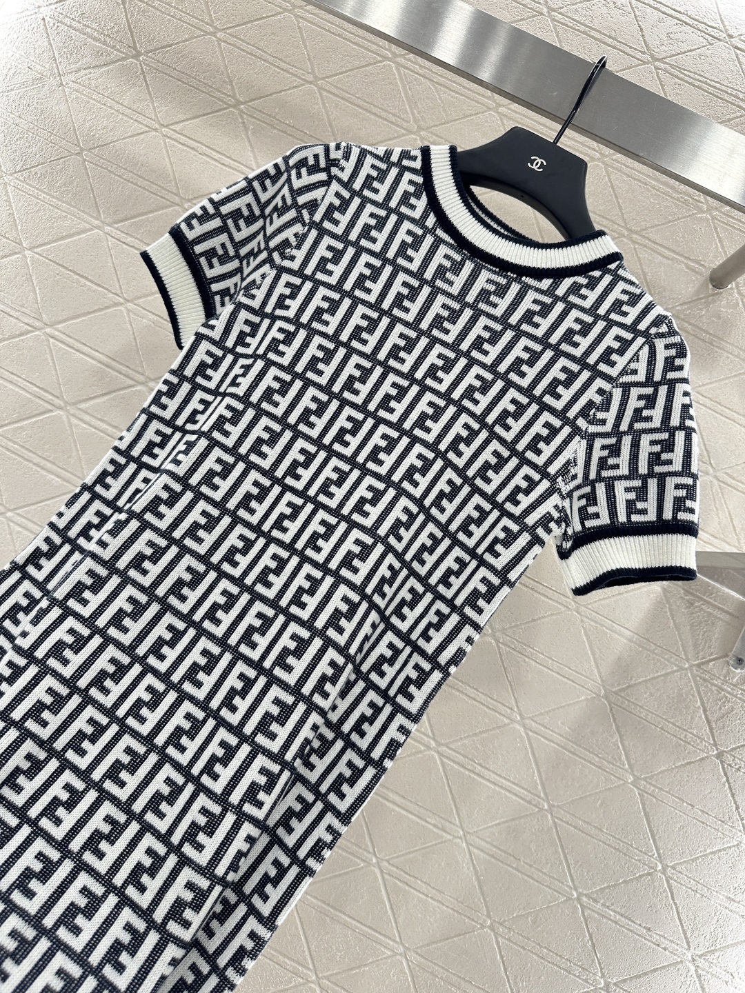 ♥Fend*♥2025新品上架
  圆领提花针织短袖连衣裙
定制YB羊毛纱线织造 质感光泽 弹力舒适 圆