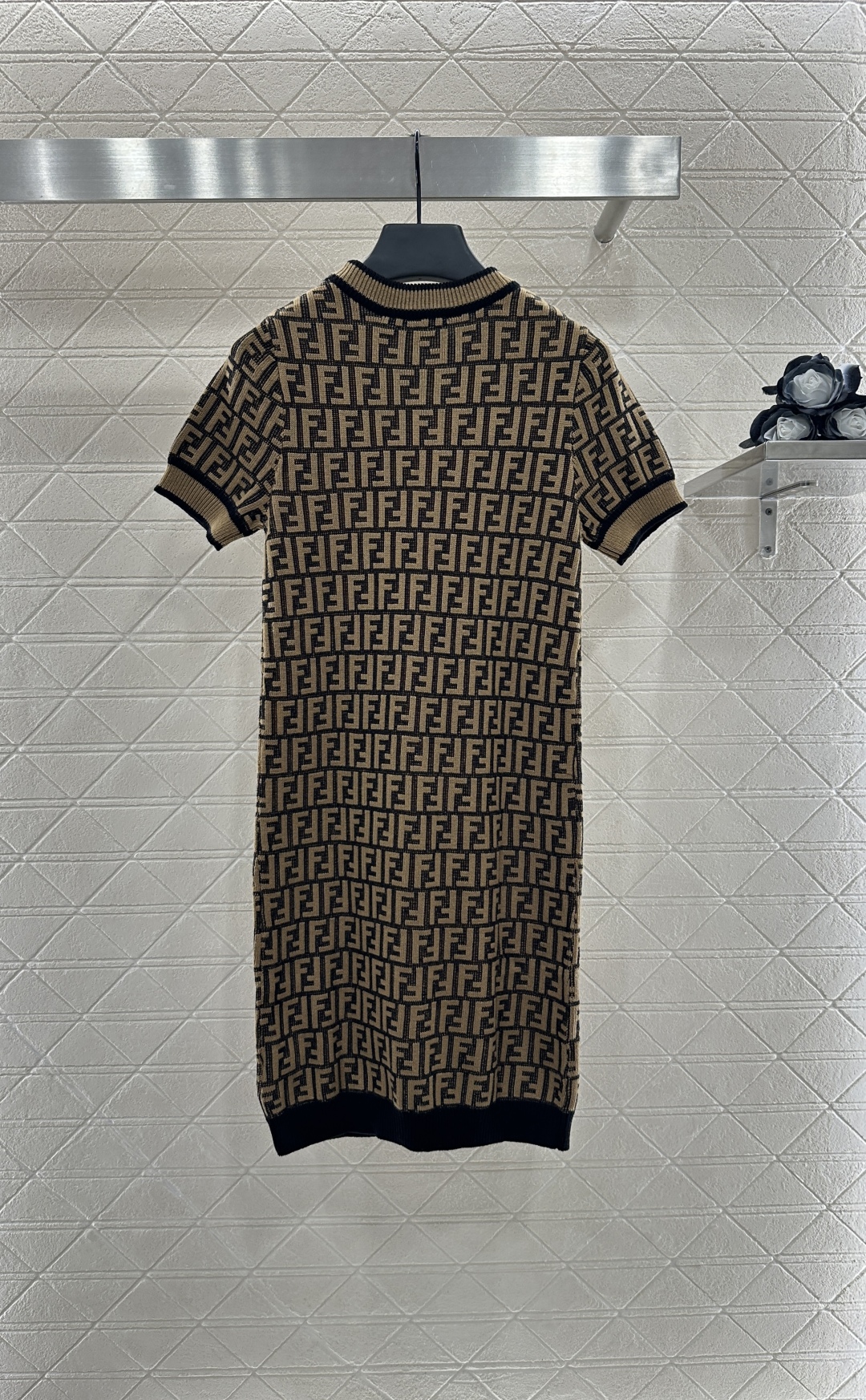 ♥Fend*♥2025新品上架
  圆领提花针织短袖连衣裙
定制YB羊毛纱线织造 质感光泽 弹力舒适 圆