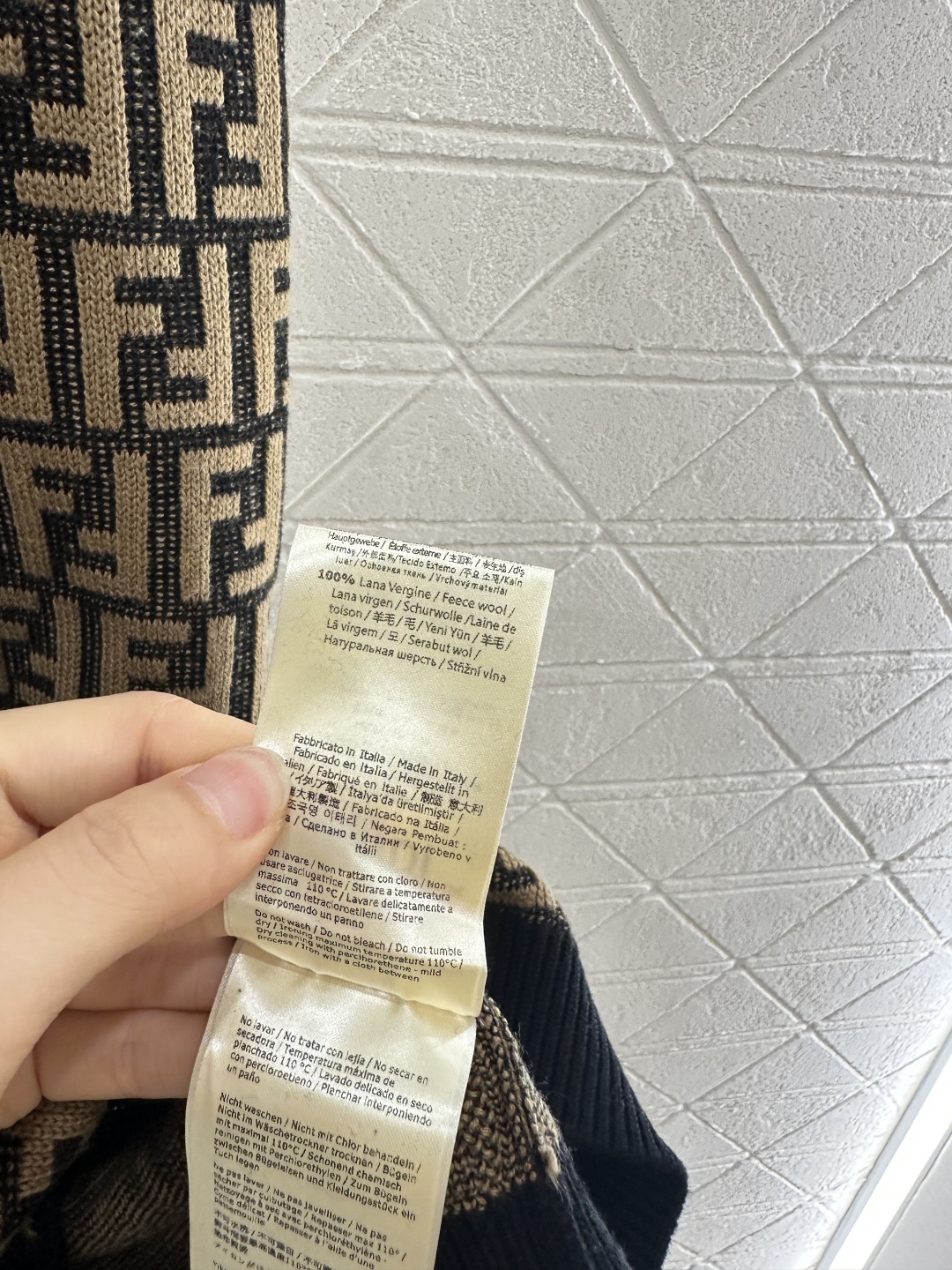 ♥Fend*♥2025新品上架
  圆领提花针织短袖连衣裙
定制YB羊毛纱线织造 质感光泽 弹力舒适 圆