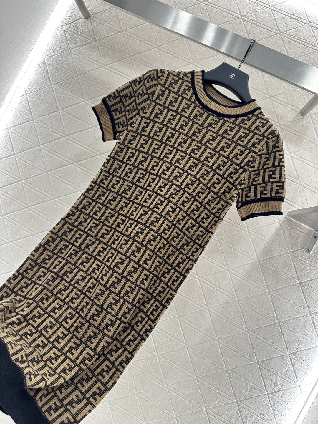 ♥Fend*♥2025新品上架
  圆领提花针织短袖连衣裙
定制YB羊毛纱线织造 质感光泽 弹力舒适 圆