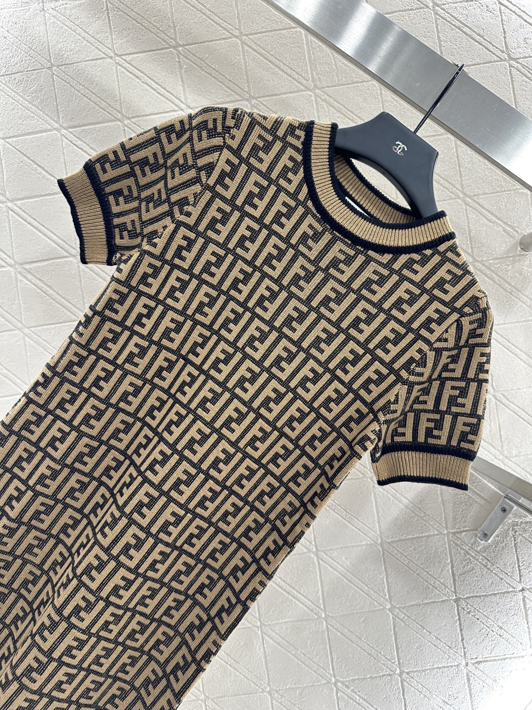 ♥Fend*♥2025新品上架
  圆领提花针织短袖连衣裙
定制YB羊毛纱线织造 质感光泽 弹力舒适 圆