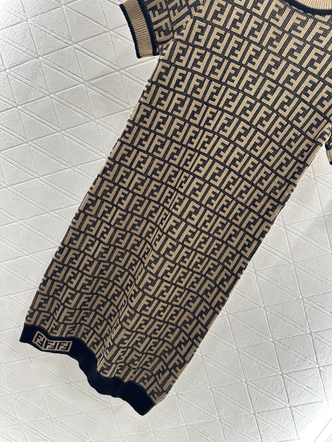 ♥Fend*♥2025新品上架
  圆领提花针织短袖连衣裙
定制YB羊毛纱线织造 质感光泽 弹力舒适 圆