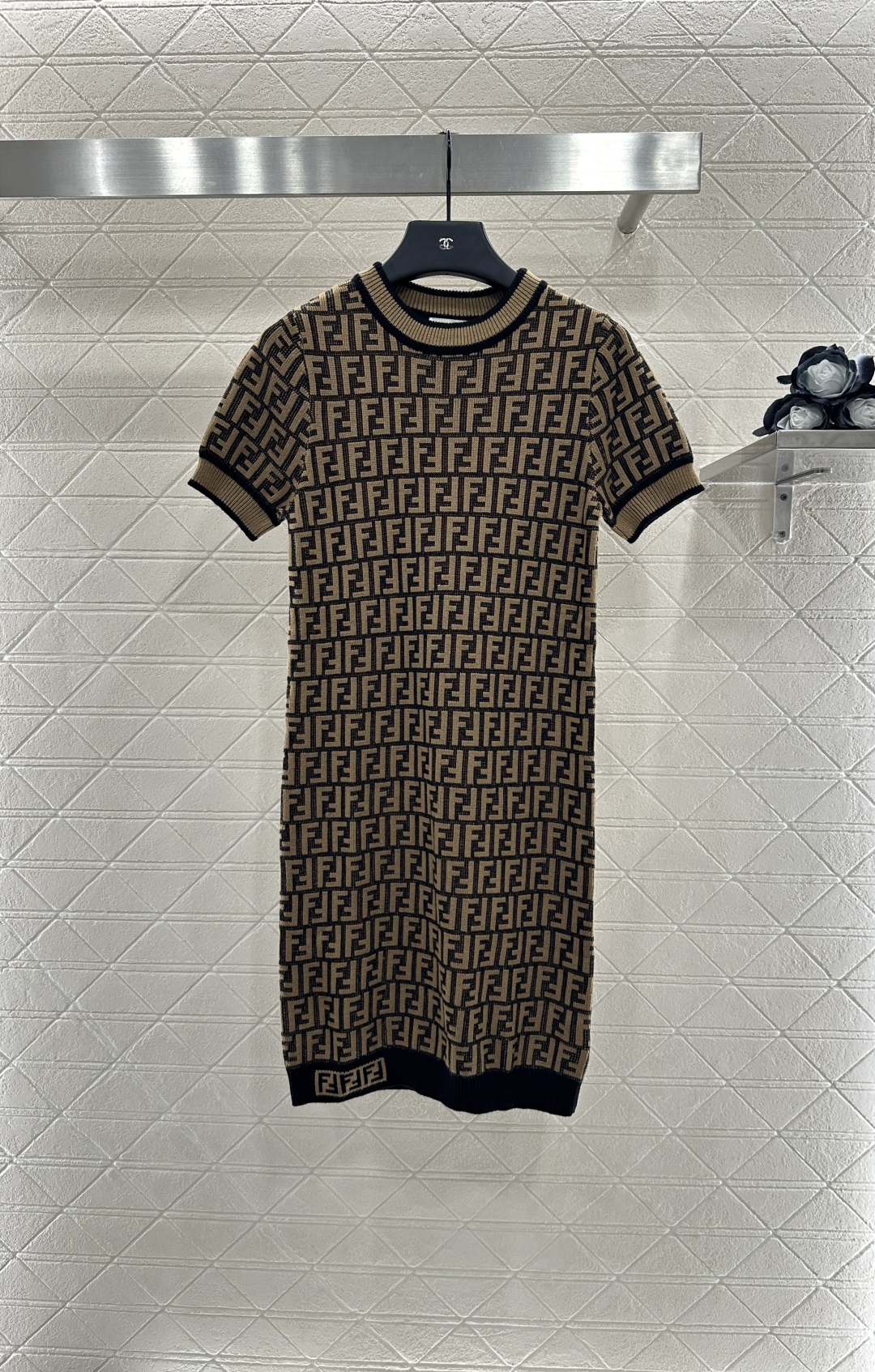 ♥Fend*♥2025新品上架
  圆领提花针织短袖连衣裙
定制YB羊毛纱线织造 质感光泽 弹力舒适 圆