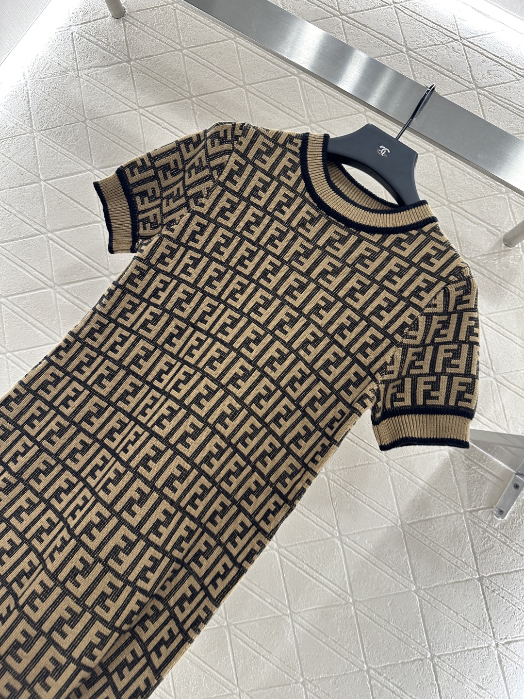 ♥Fend*♥2025新品上架
  圆领提花针织短袖连衣裙
定制YB羊毛纱线织造 质感光泽 弹力舒适 圆