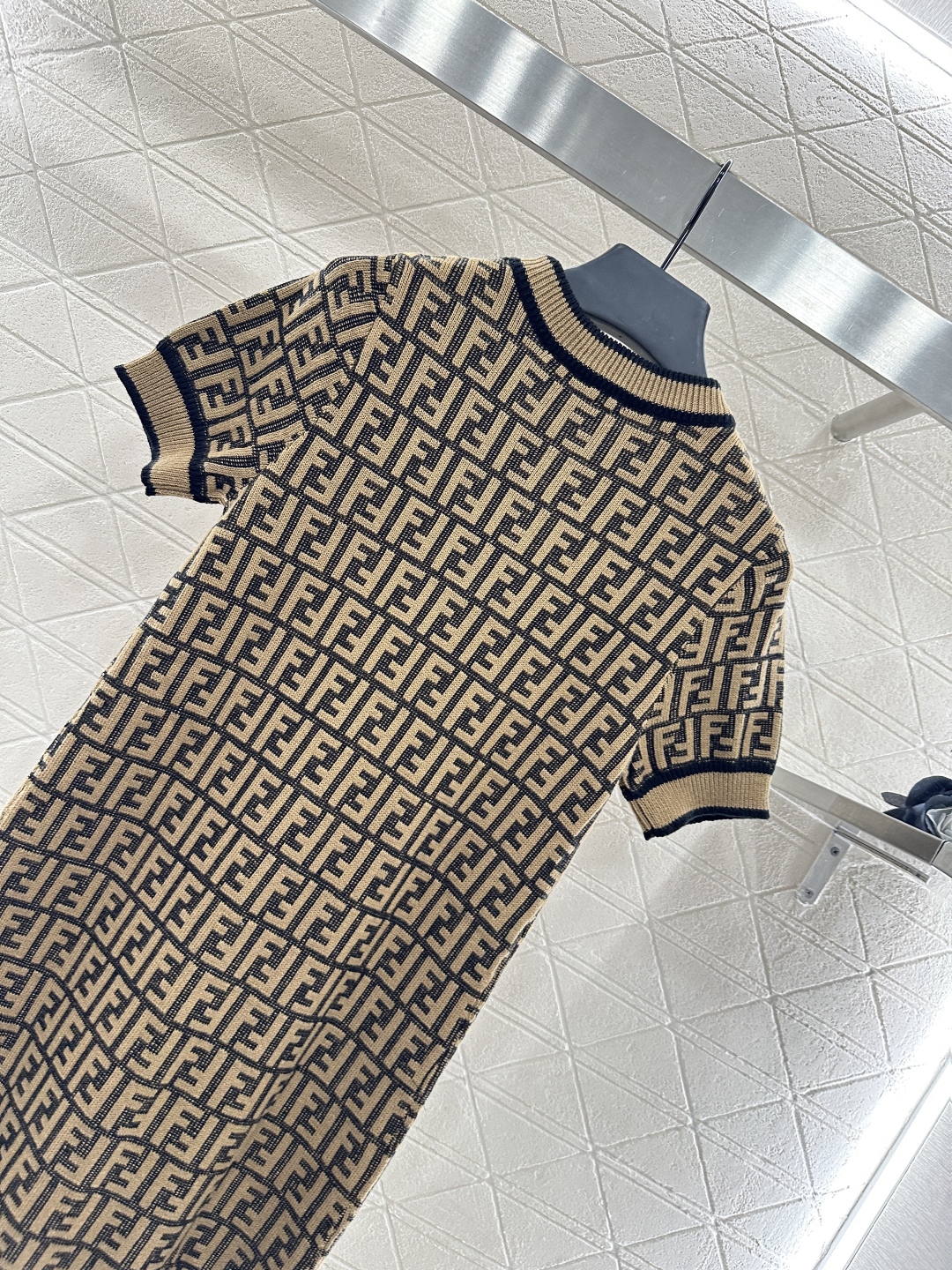 ♥Fend*♥2025新品上架
  圆领提花针织短袖连衣裙
定制YB羊毛纱线织造 质感光泽 弹力舒适 圆
