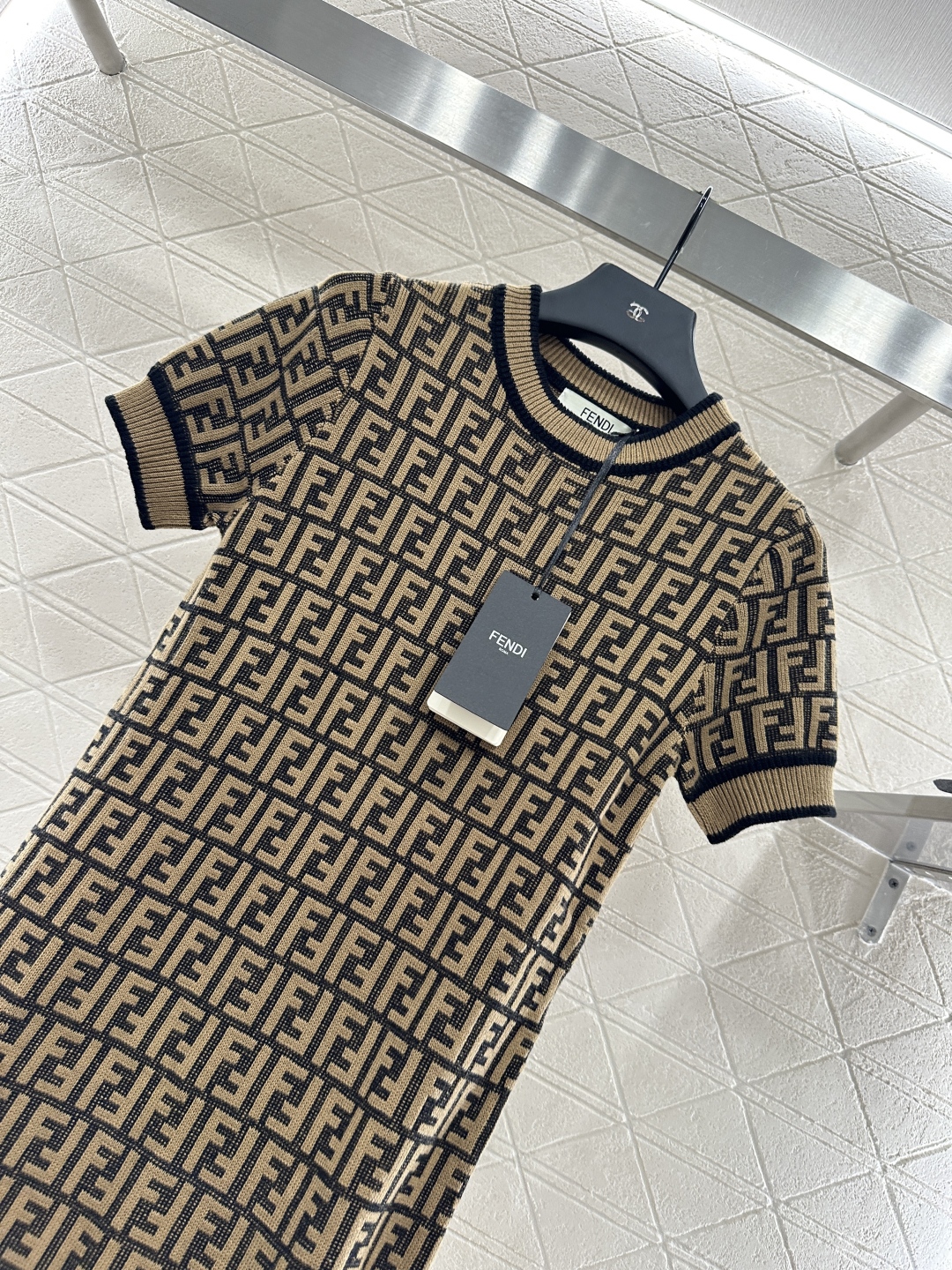 ♥Fend*♥2025新品上架
  圆领提花针织短袖连衣裙
定制YB羊毛纱线织造 质感光泽 弹力舒适 圆