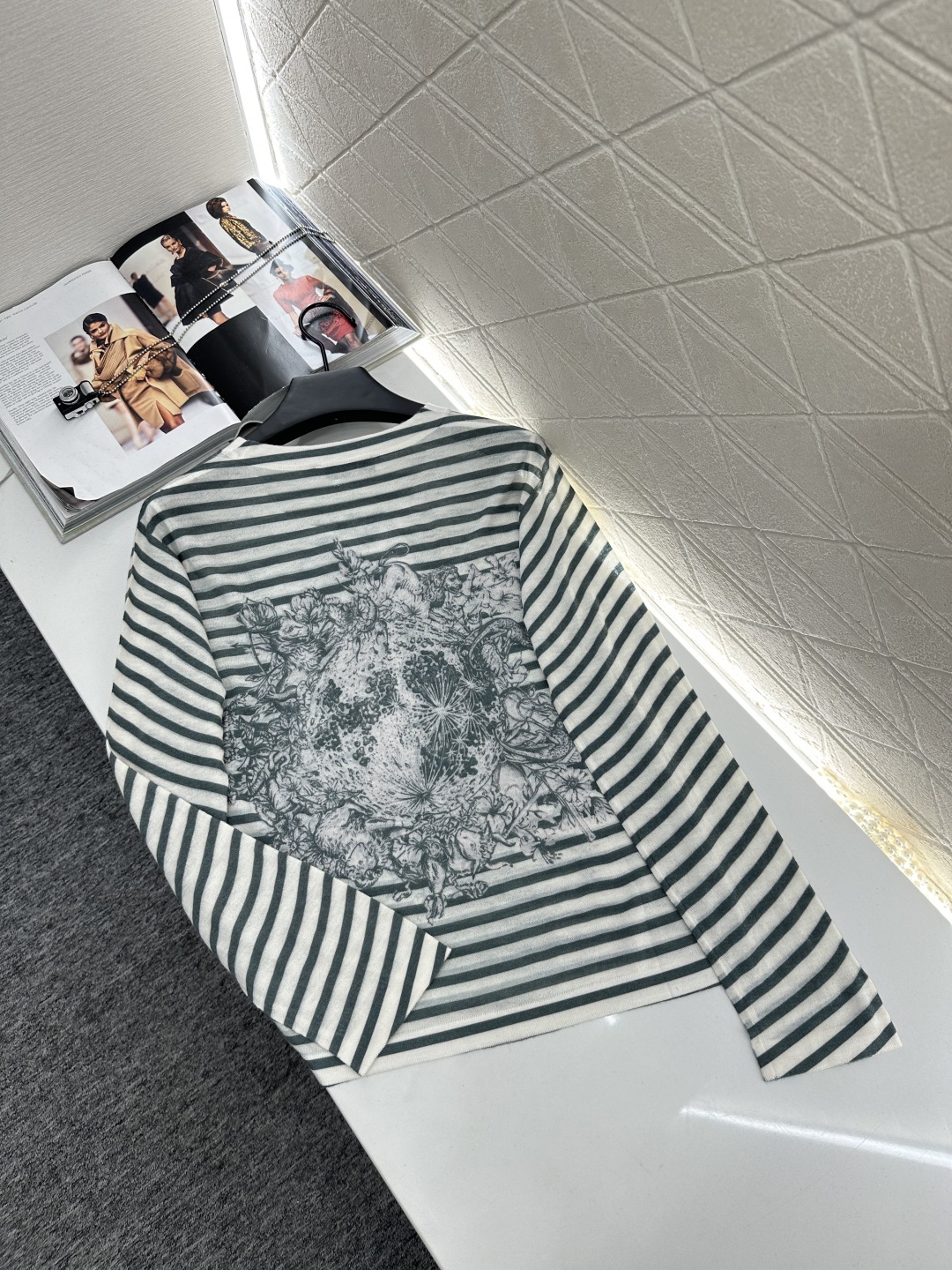 ♥Dio*♥2025新品上架
    条纹长袖针织上衣
定制YB羊毛纱线织造 弹力舒适 透气好穿 套头长