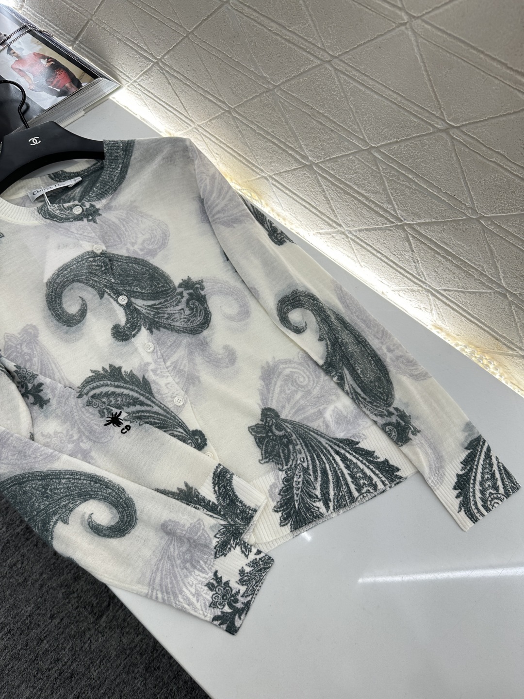 ♥Dio*♥2025新品上架
    印花针织长袖开衫
定制YB羊毛纱线织造 柔软舒适 洋气显瘦 长袖针