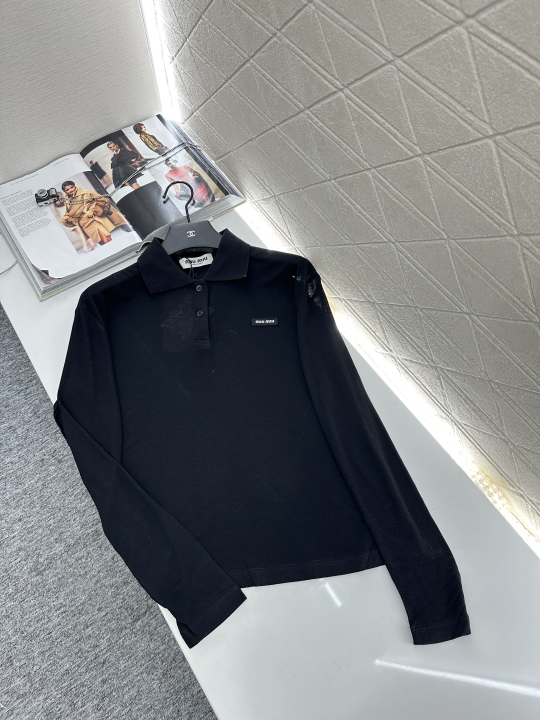 ♥Miumi*♥2025新品上架
    素色翻领百搭上衣
定制YB天丝羊毛材质 质感高级 舒适柔软 翻