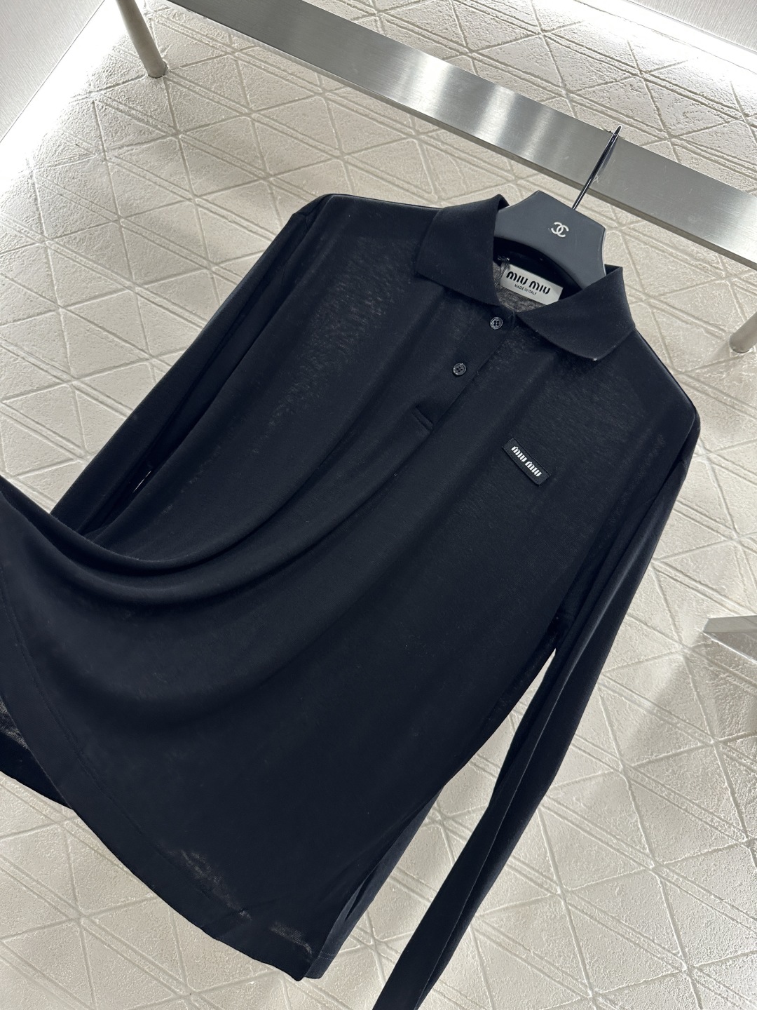 ♥Miumi*♥2025新品上架
    素色翻领百搭上衣
定制YB天丝羊毛材质 质感高级 舒适柔软 翻