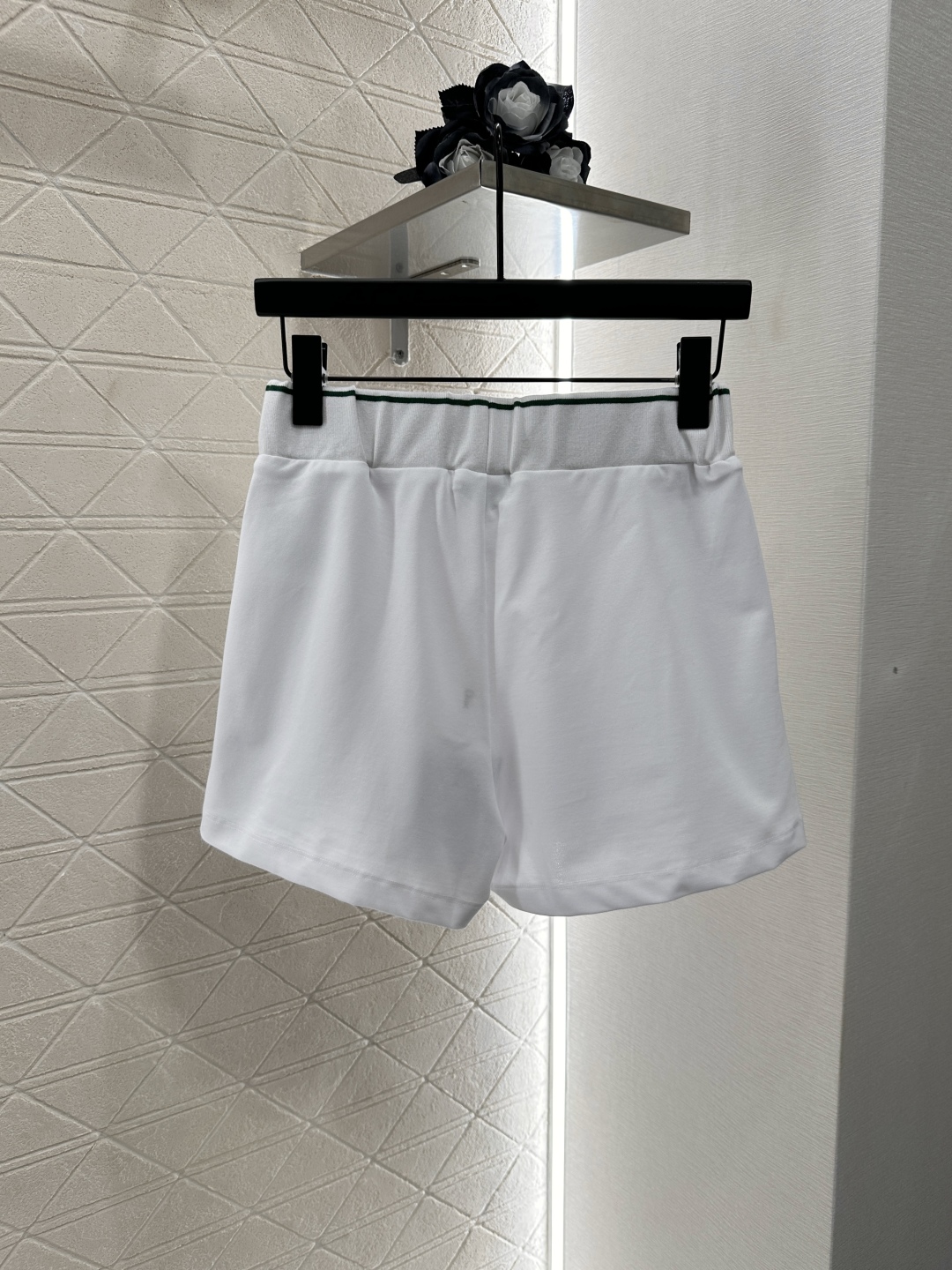 ♥Dio*♥2025新品上架
    无袖上衣裙裤套装
定制YB朱地全棉材质 细腻肌理 透气舒适 翻领无