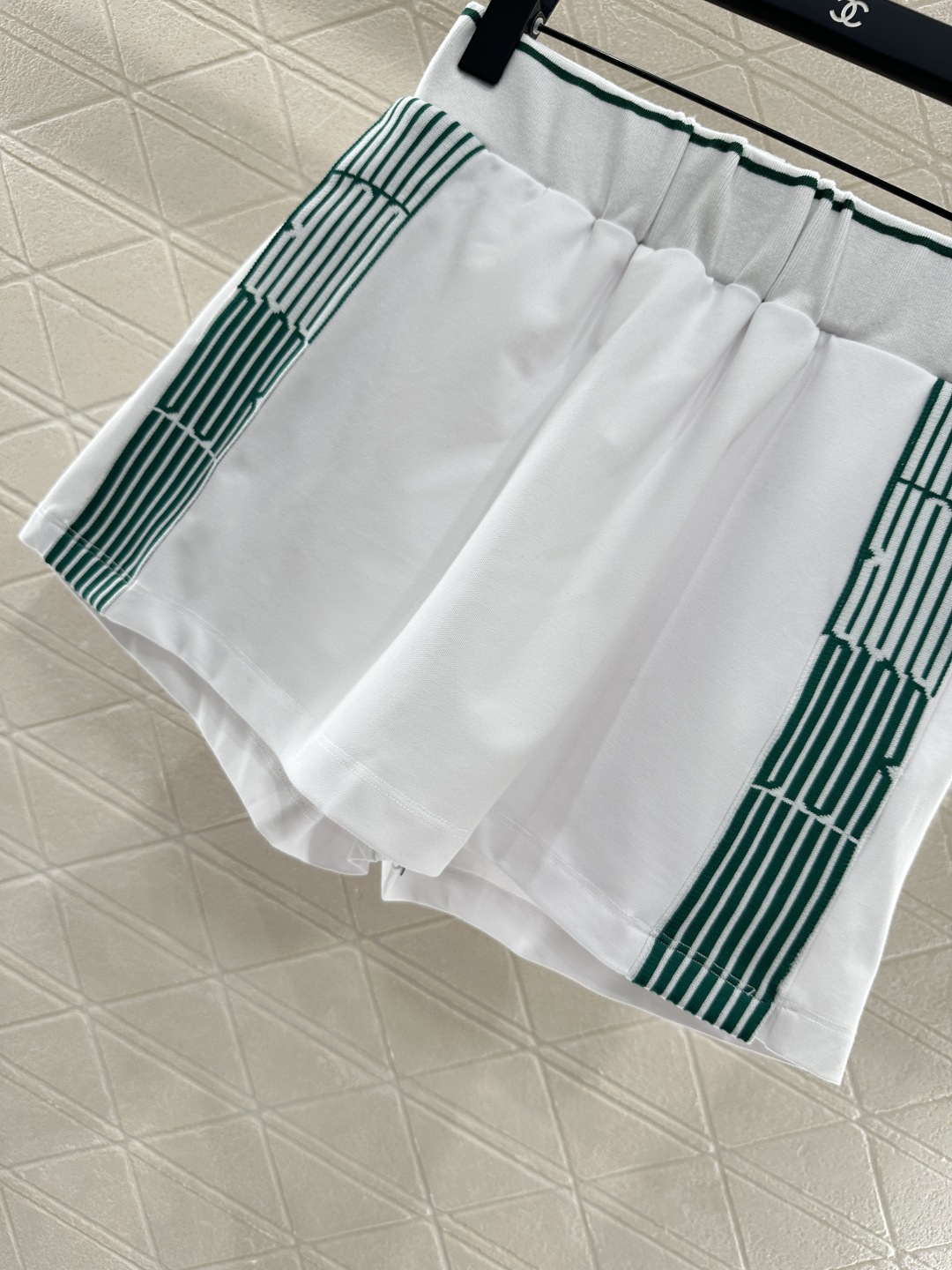 ♥Dio*♥2025新品上架
    无袖上衣裙裤套装
定制YB朱地全棉材质 细腻肌理 透气舒适 翻领无