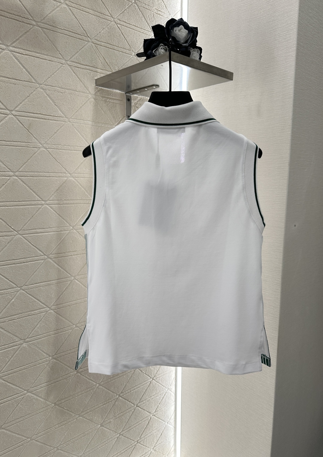 ♥Dio*♥2025新品上架
    无袖上衣裙裤套装
定制YB朱地全棉材质 细腻肌理 透气舒适 翻领无