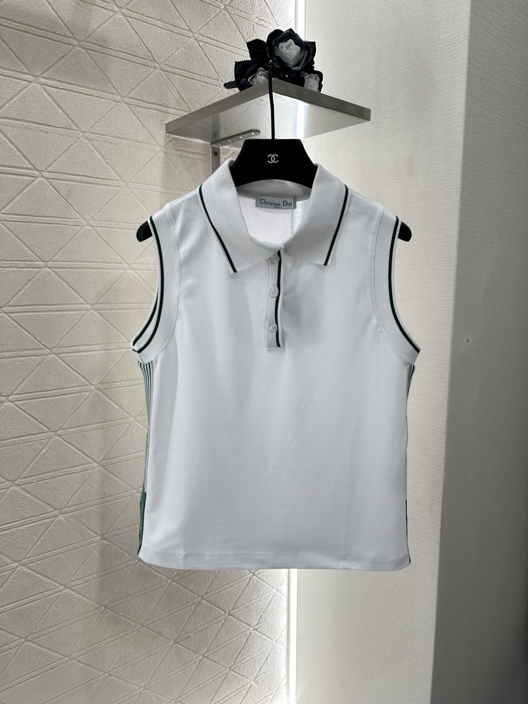 ♥Dio*♥2025新品上架
    无袖上衣裙裤套装
定制YB朱地全棉材质 细腻肌理 透气舒适 翻领无