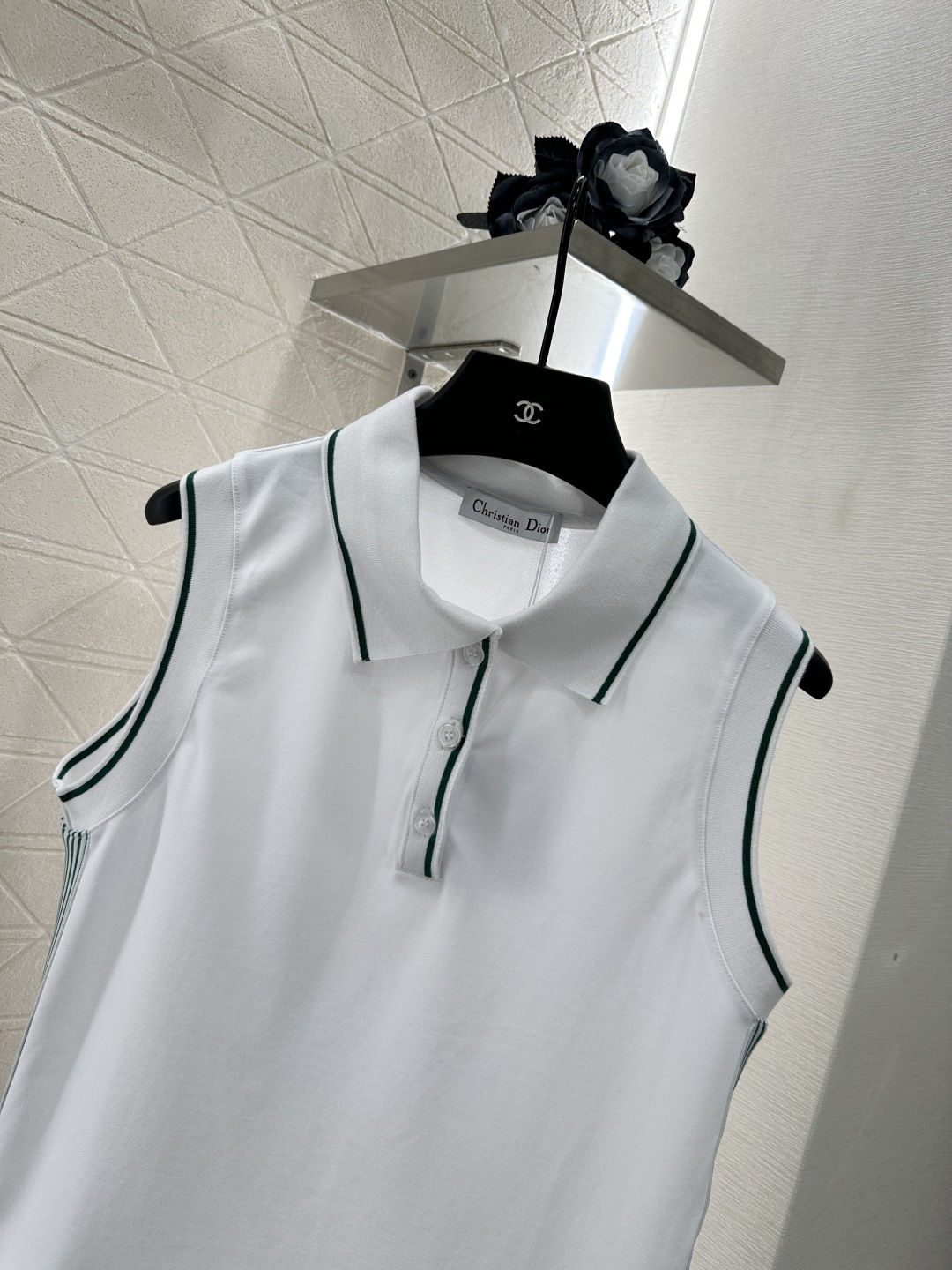 ♥Dio*♥2025新品上架
    无袖上衣裙裤套装
定制YB朱地全棉材质 细腻肌理 透气舒适 翻领无