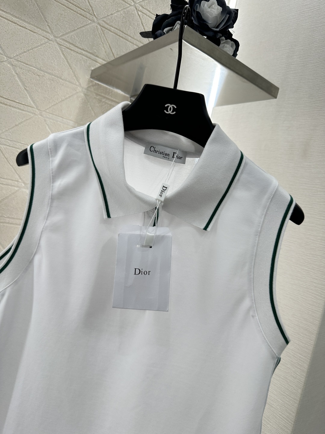 ♥Dio*♥2025新品上架
    无袖上衣裙裤套装
定制YB朱地全棉材质 细腻肌理 透气舒适 翻领无