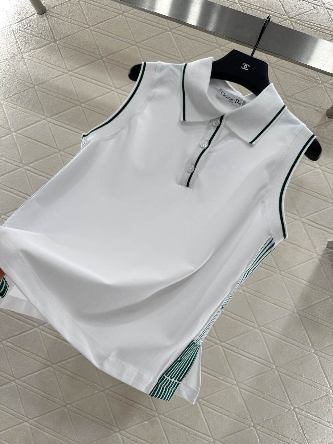 ♥Dio*♥2025新品上架
    无袖上衣裙裤套装
定制YB朱地全棉材质 细腻肌理 透气舒适 翻领无