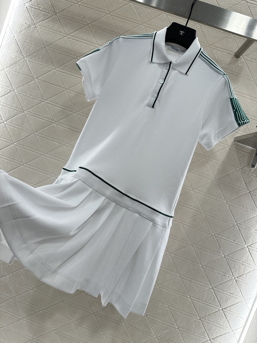 ♥Dio*♥2025新品上架
    压褶织带短袖连衣裙
定制YB朱地全棉材质 细腻肌理 透气舒适 翻领