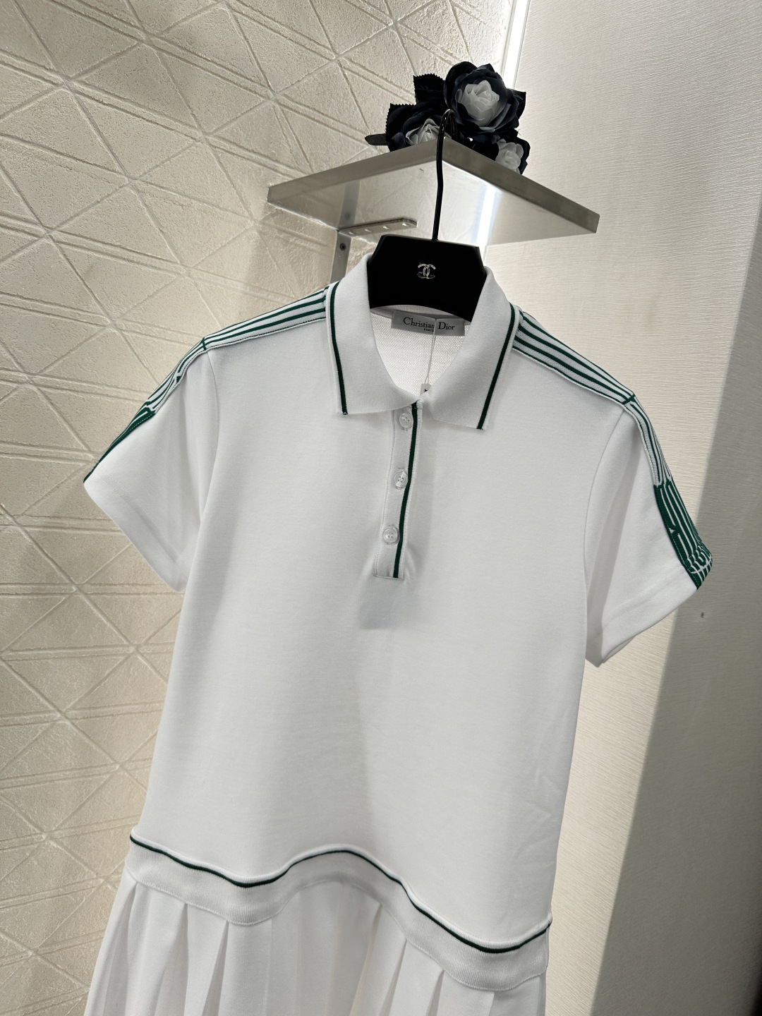 ♥Dio*♥2025新品上架
    压褶织带短袖连衣裙
定制YB朱地全棉材质 细腻肌理 透气舒适 翻领