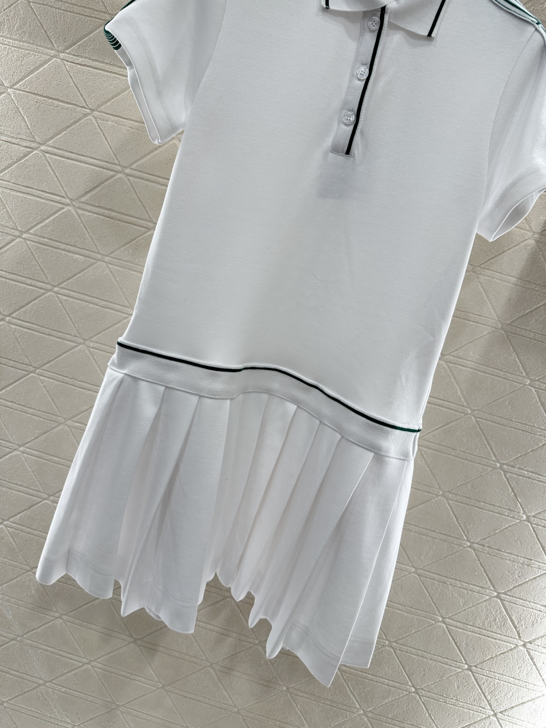 ♥Dio*♥2025新品上架
    压褶织带短袖连衣裙
定制YB朱地全棉材质 细腻肌理 透气舒适 翻领