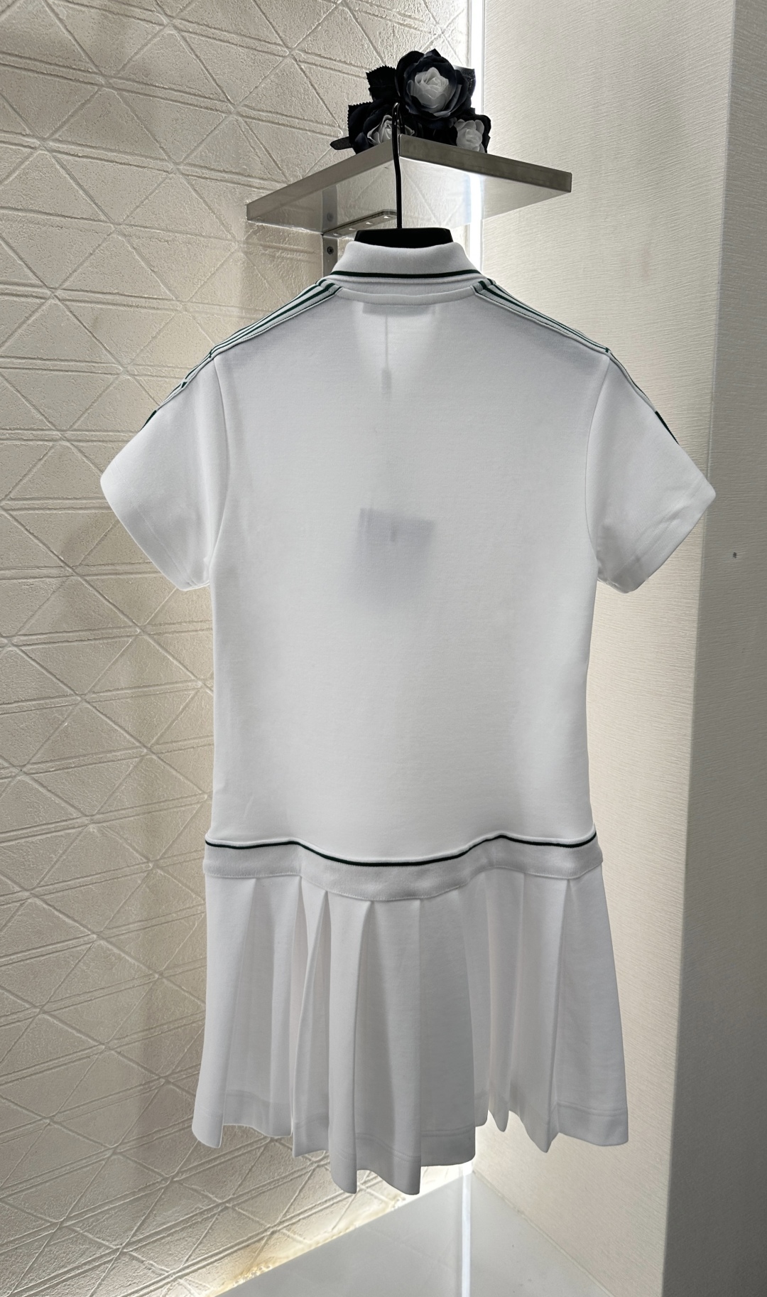 ♥Dio*♥2025新品上架
    压褶织带短袖连衣裙
定制YB朱地全棉材质 细腻肌理 透气舒适 翻领