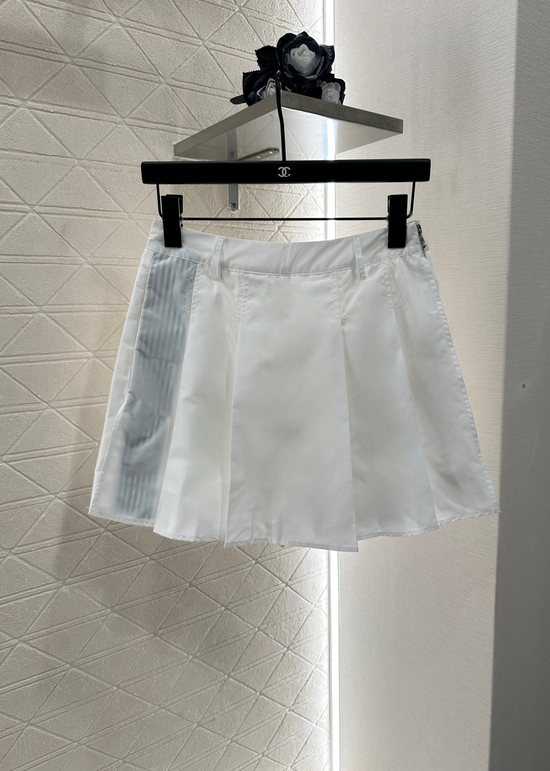 ♥Dio*♥2025新品上架
中阔袖夹克外套半裙套装
定制YB进口冲锋材质 挺括有型 质感十足 翻领夹克