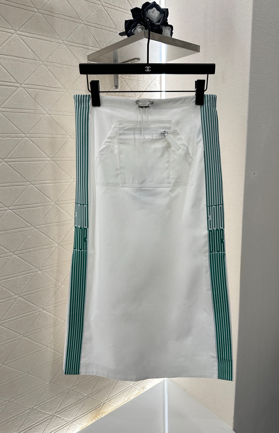 ♥Dio*♥2025新品上架
中阔袖夹克外套半裙套装
定制YB进口冲锋材质 挺括有型 质感十足 翻领夹克