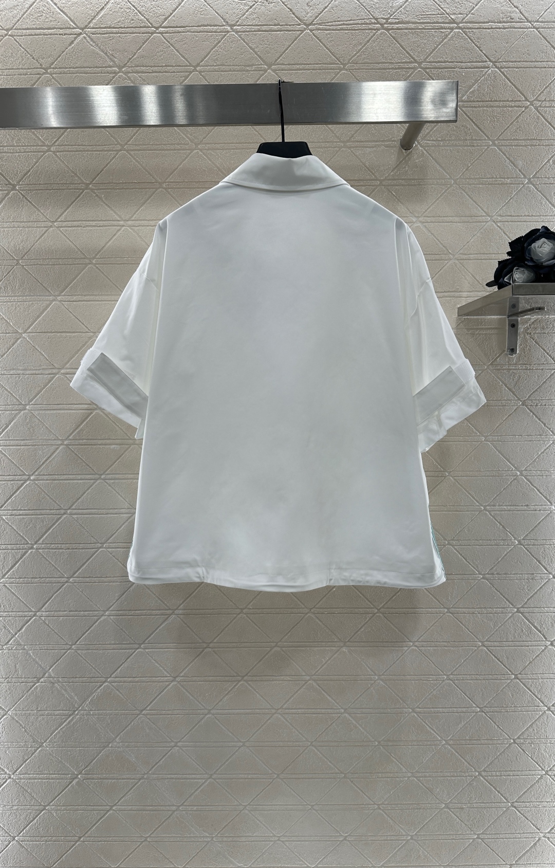 ♥Dio*♥2025新品上架
中阔袖夹克外套半裙套装
定制YB进口冲锋材质 挺括有型 质感十足 翻领夹克