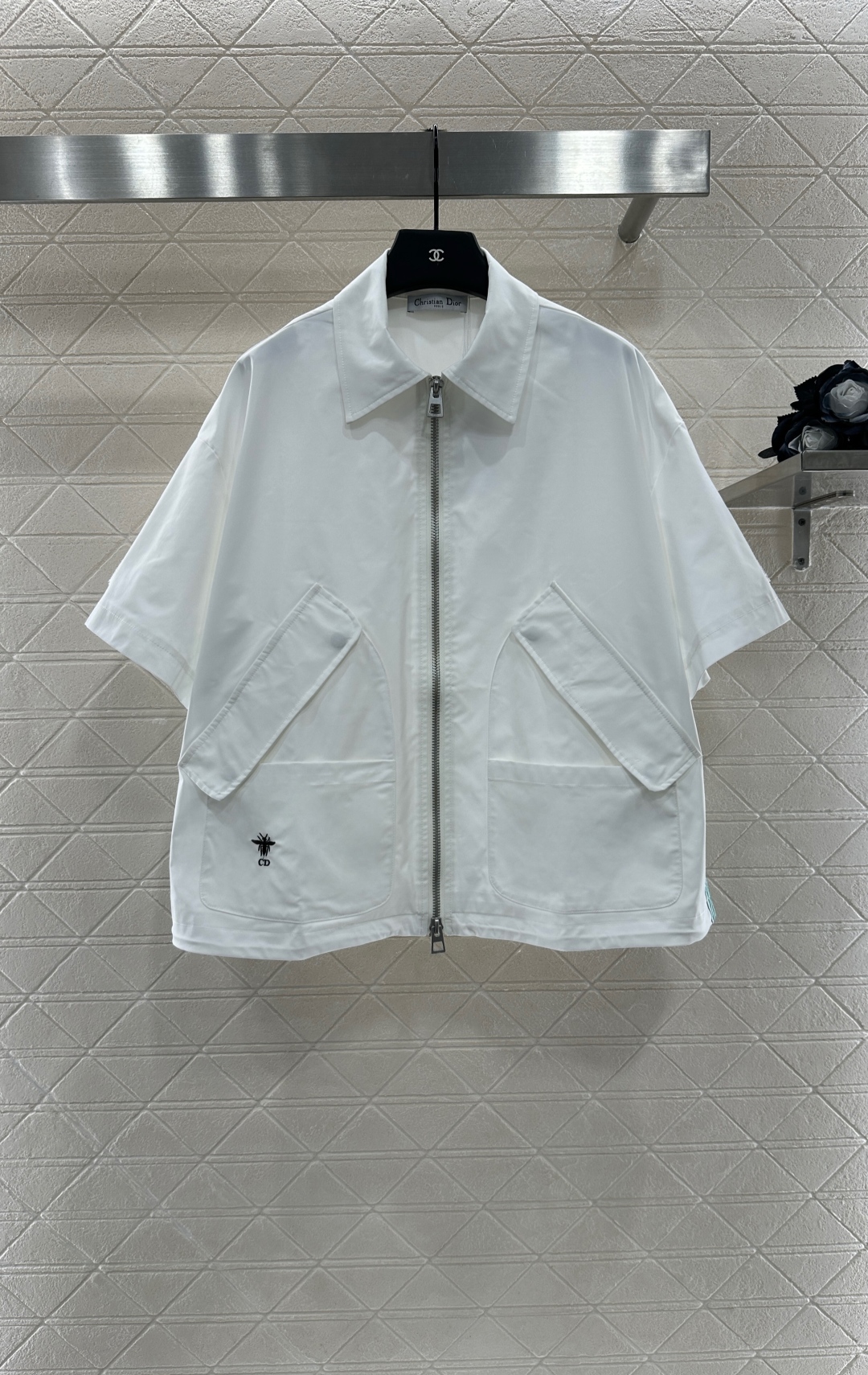 ♥Dio*♥2025新品上架
中阔袖夹克外套半裙套装
定制YB进口冲锋材质 挺括有型 质感十足 翻领夹克