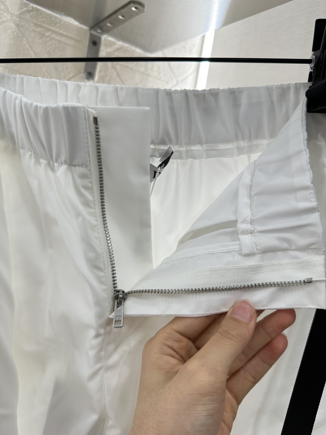 ♥Dio*♥2025新品上架
 中阔袖夹克外套裙裤套装
定制YB进口冲锋材质 挺括有型 质感十足 翻领夹