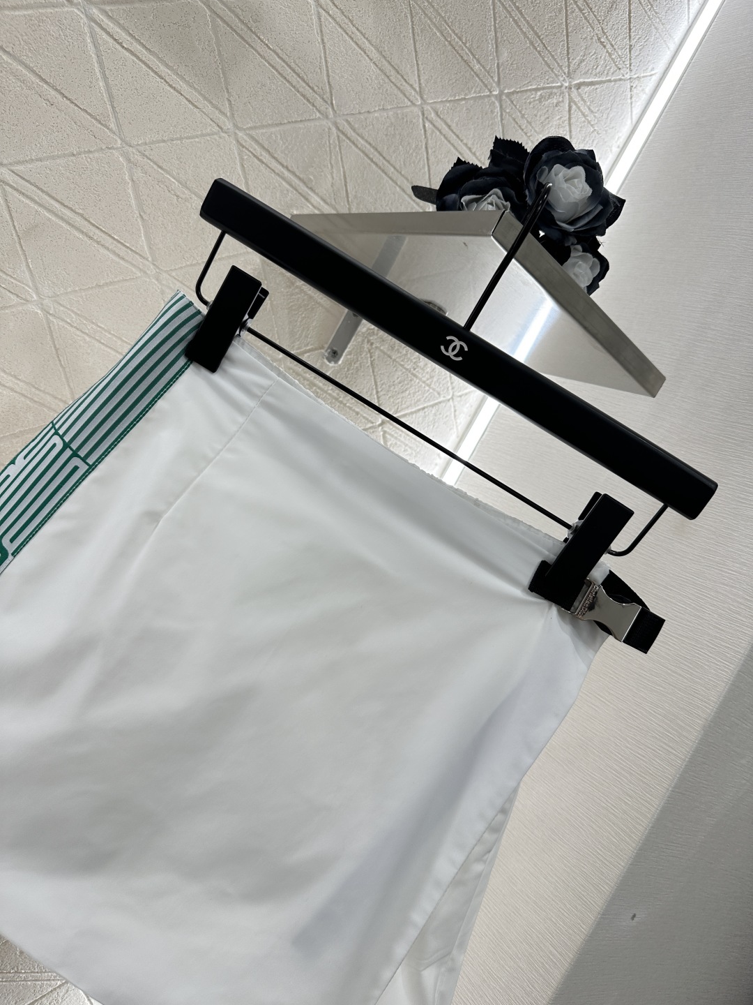 ♥Dio*♥2025新品上架
 中阔袖夹克外套裙裤套装
定制YB进口冲锋材质 挺括有型 质感十足 翻领夹