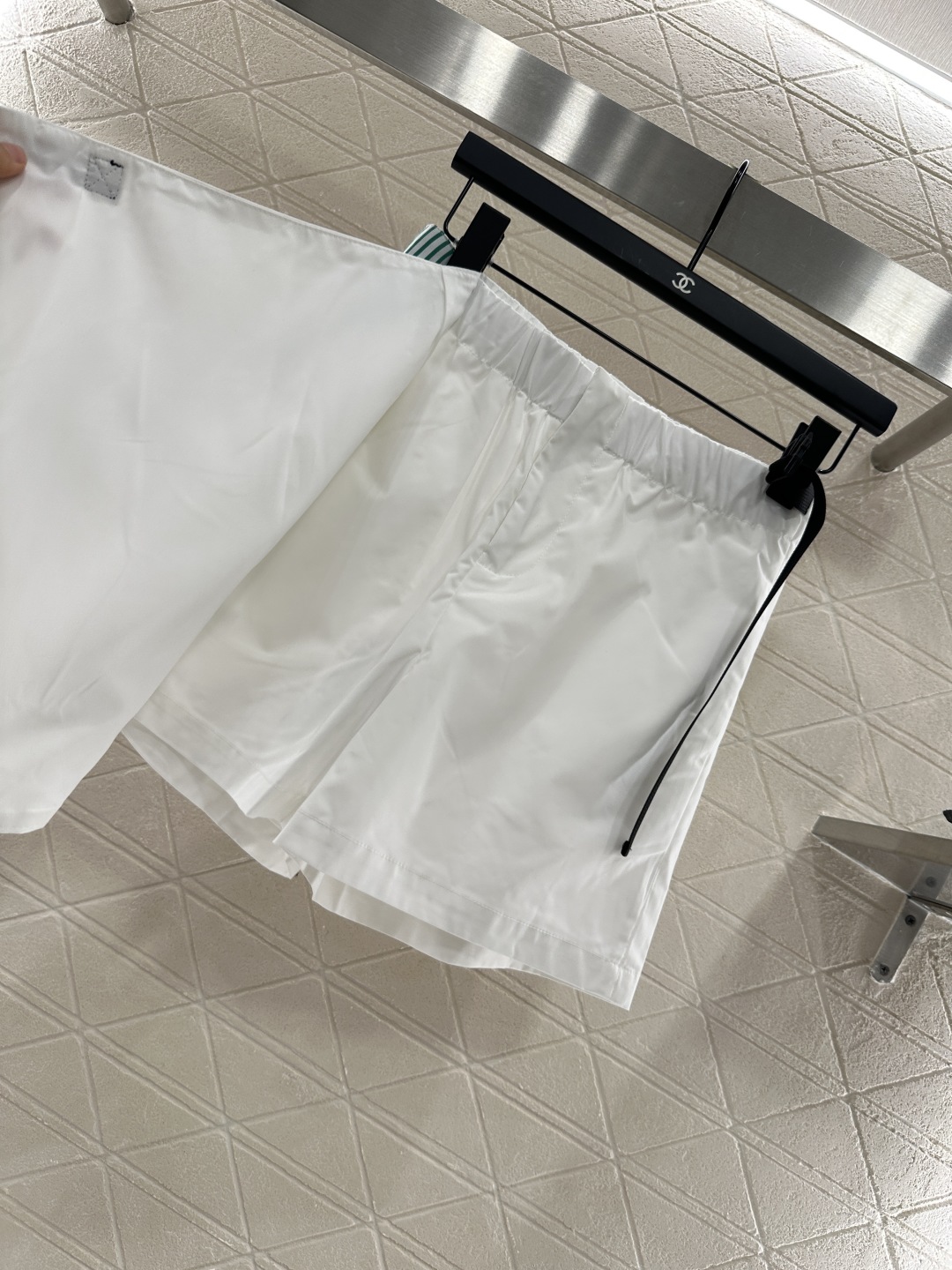 ♥Dio*♥2025新品上架
 中阔袖夹克外套裙裤套装
定制YB进口冲锋材质 挺括有型 质感十足 翻领夹